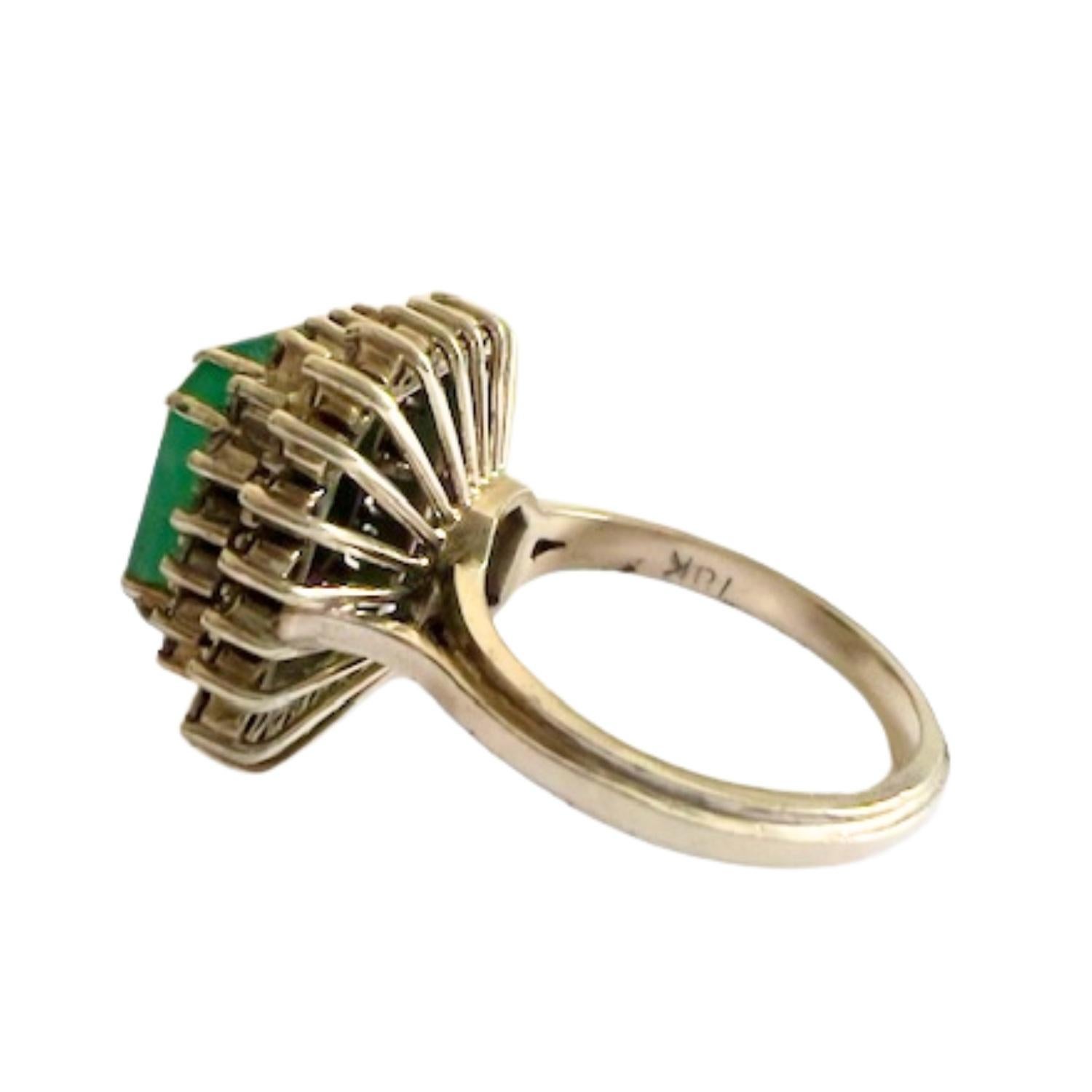 Retro-Stil 1945 Ära 3,40 Karat Smaragd & 0,92 Karat Diamanten 18k Gold Ring Damen im Angebot