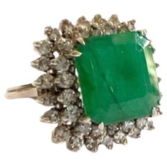 Anillo de oro de 18 quilates estilo retro de la época de 1945 Esmeralda de 3,40 quilates y diamantes de 0,92 quilates