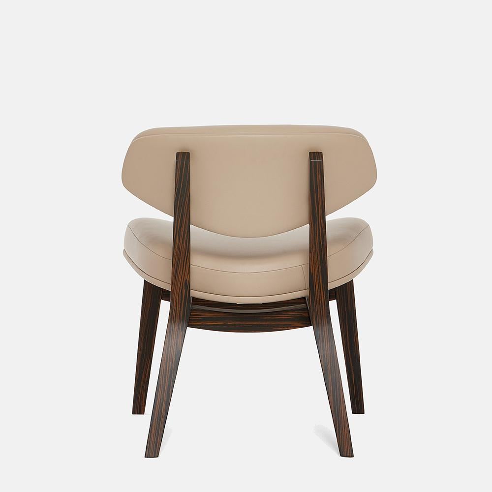 Sillón de estilo retro con estructura de madera maciza y piel de primera calidad Moderno en venta