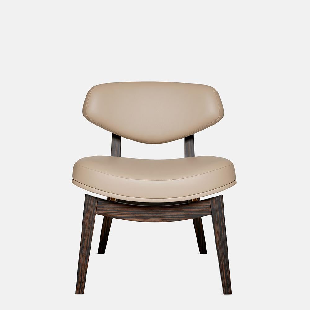 Sillón de estilo retro con estructura de madera maciza y piel de primera calidad en Nuevo estado para la venta en NEW YORK, NY