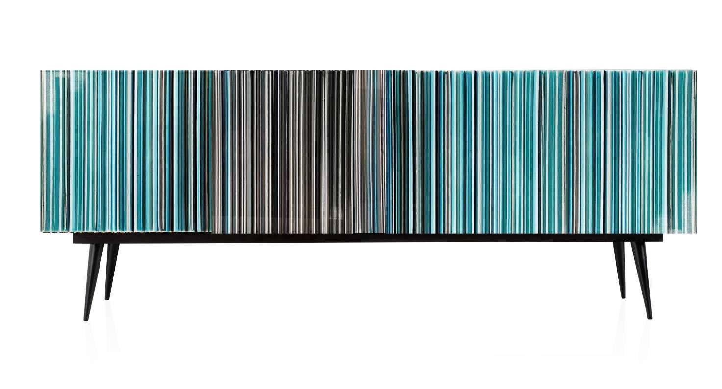 Buff-Heyyy è una credenza in stile retrò progettata da Orfeo Quagliata in collaborazione con Taracea Furniture. Un oggetto in vetro fuso creato con l'esclusiva tecnica del codice a barre. Il design retrò di Buff-Heyyy, unito all'eccezionale