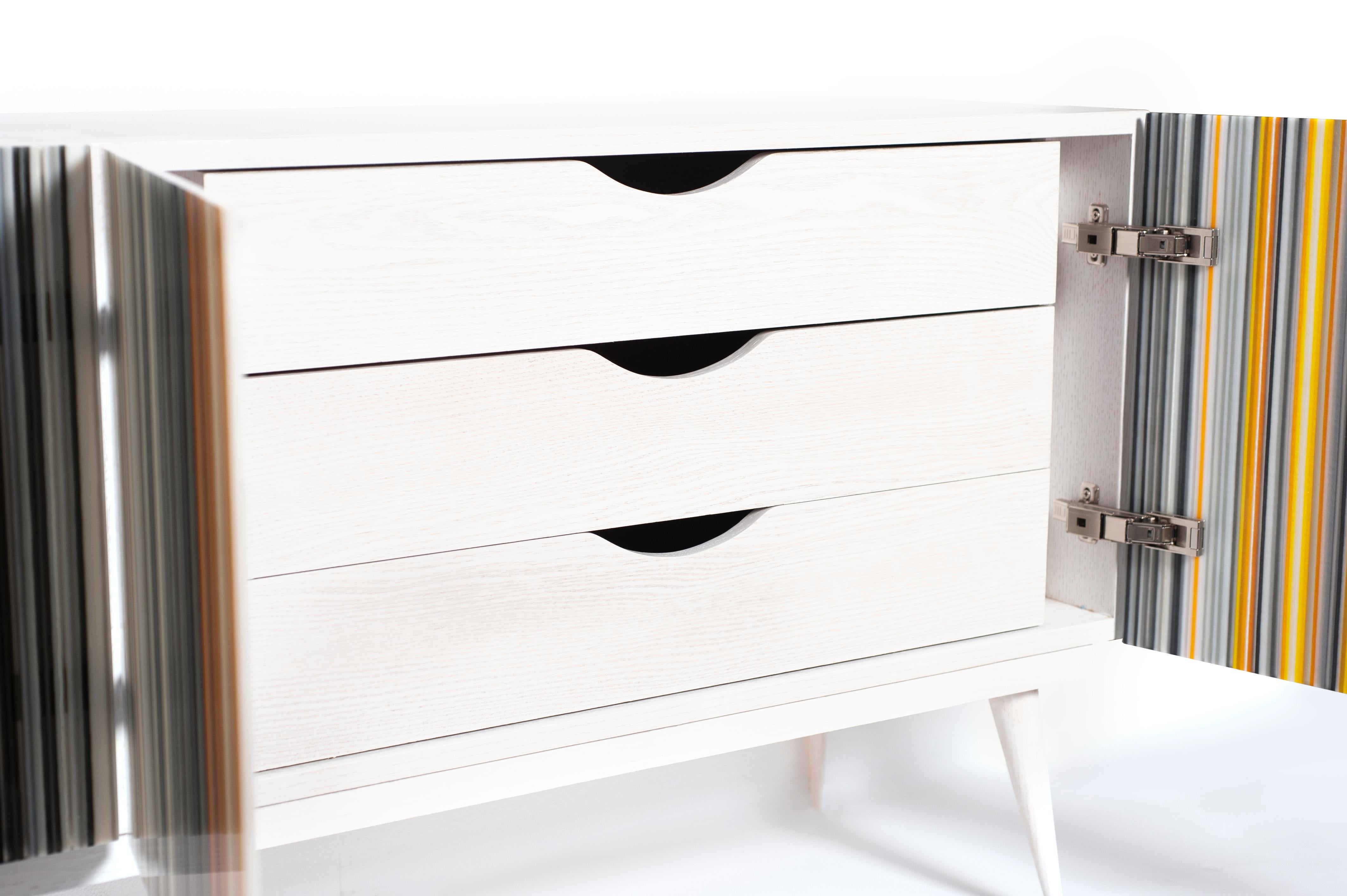 Credenza Buffet Estilo Retro, Madera Blanqueada, Cristal Color Código de Barras en Nuevo estado para la venta en Naucalpan, Edo de Mex