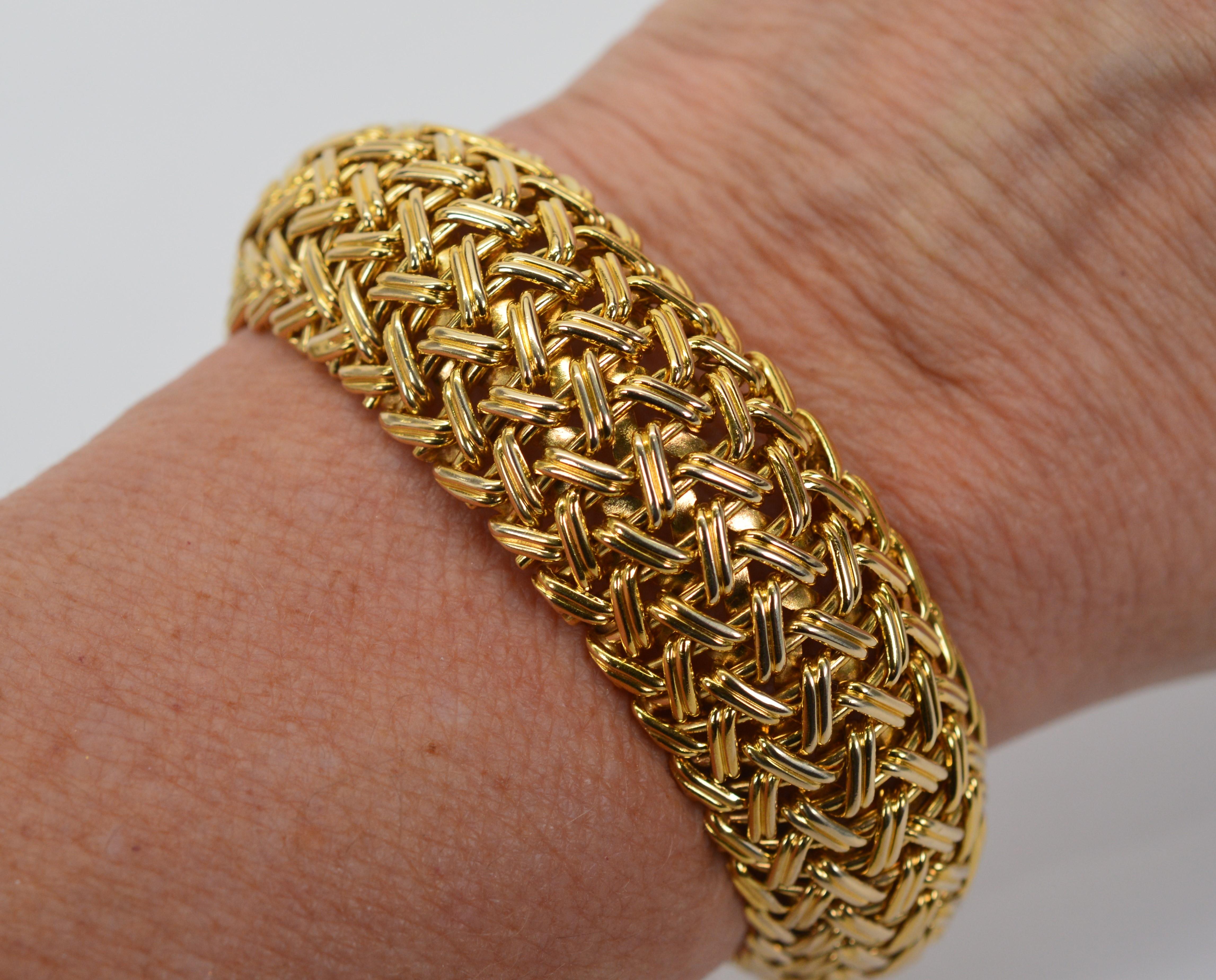 Contoured gewebtes Armband aus 14 Karat Gelbgold im Retro-Stil im Zustand „Hervorragend“ im Angebot in Mount Kisco, NY