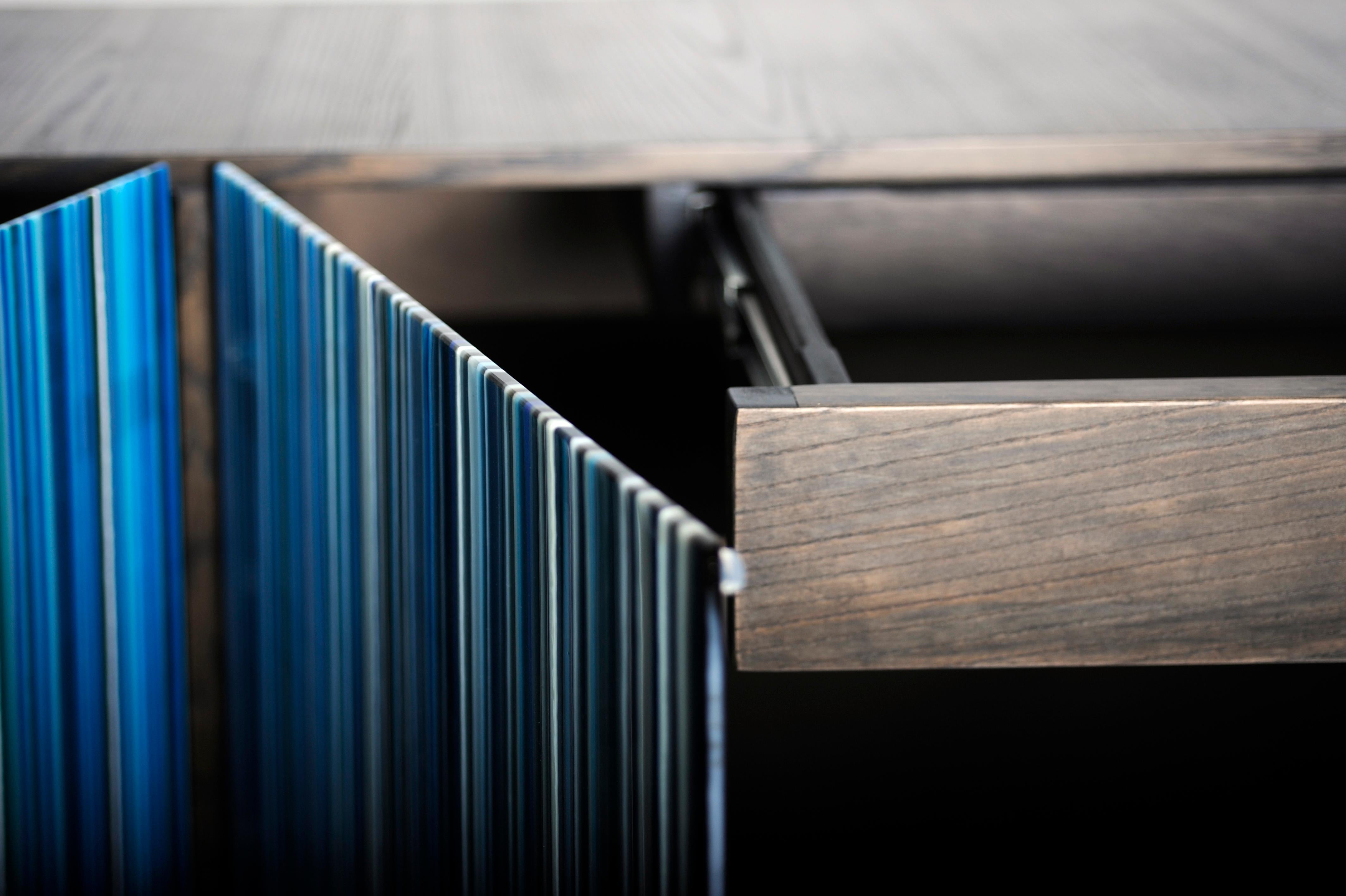 Credenza in stile retrò 'Buff-Heyyy', codice a barre in vetro colorato con tonalità calde e blu in vendita 3