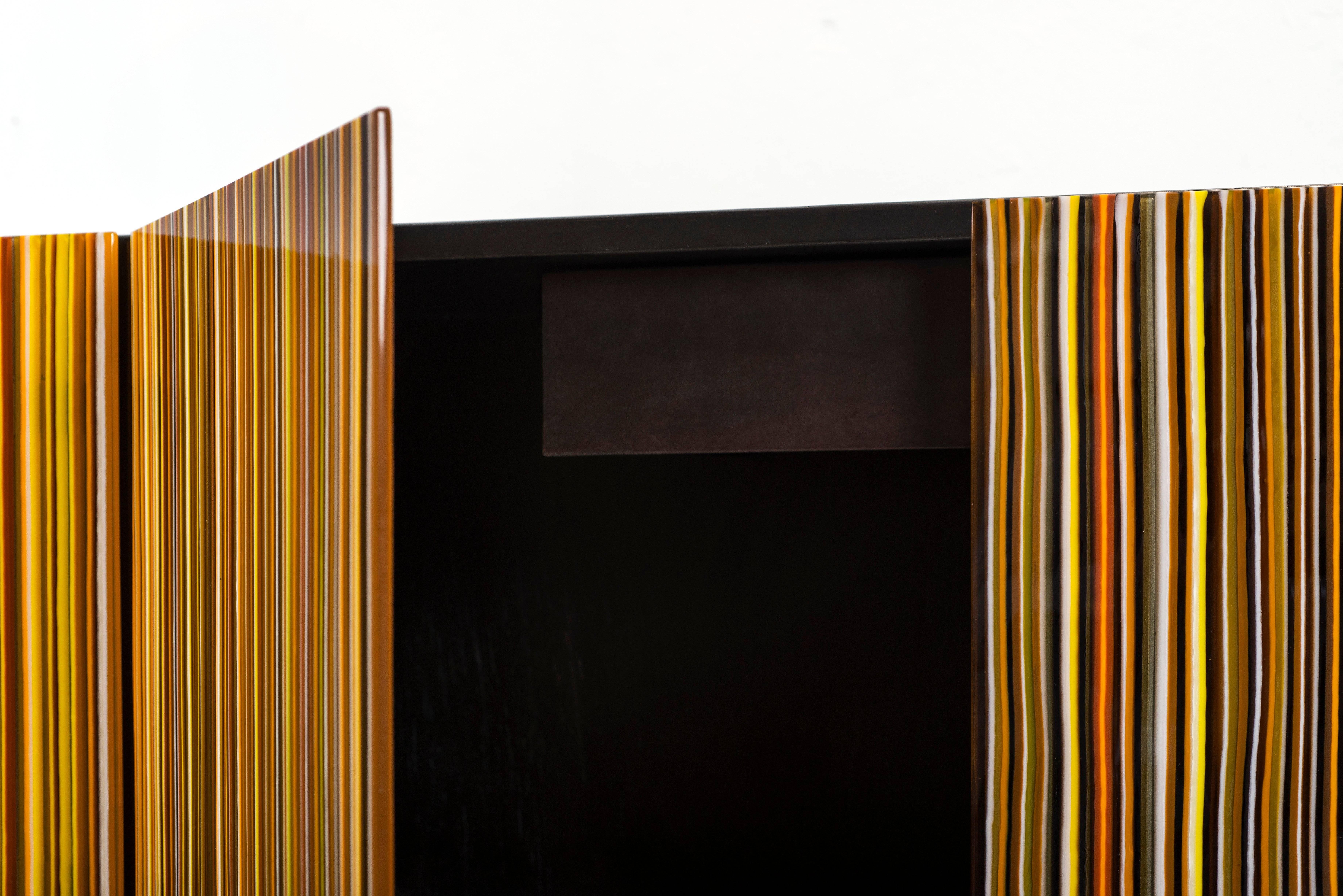 XXI secolo e contemporaneo Credenza in stile retrò 'Buff-Heyyy', codice a barre in vetro colorato con tonalità calde e blu in vendita