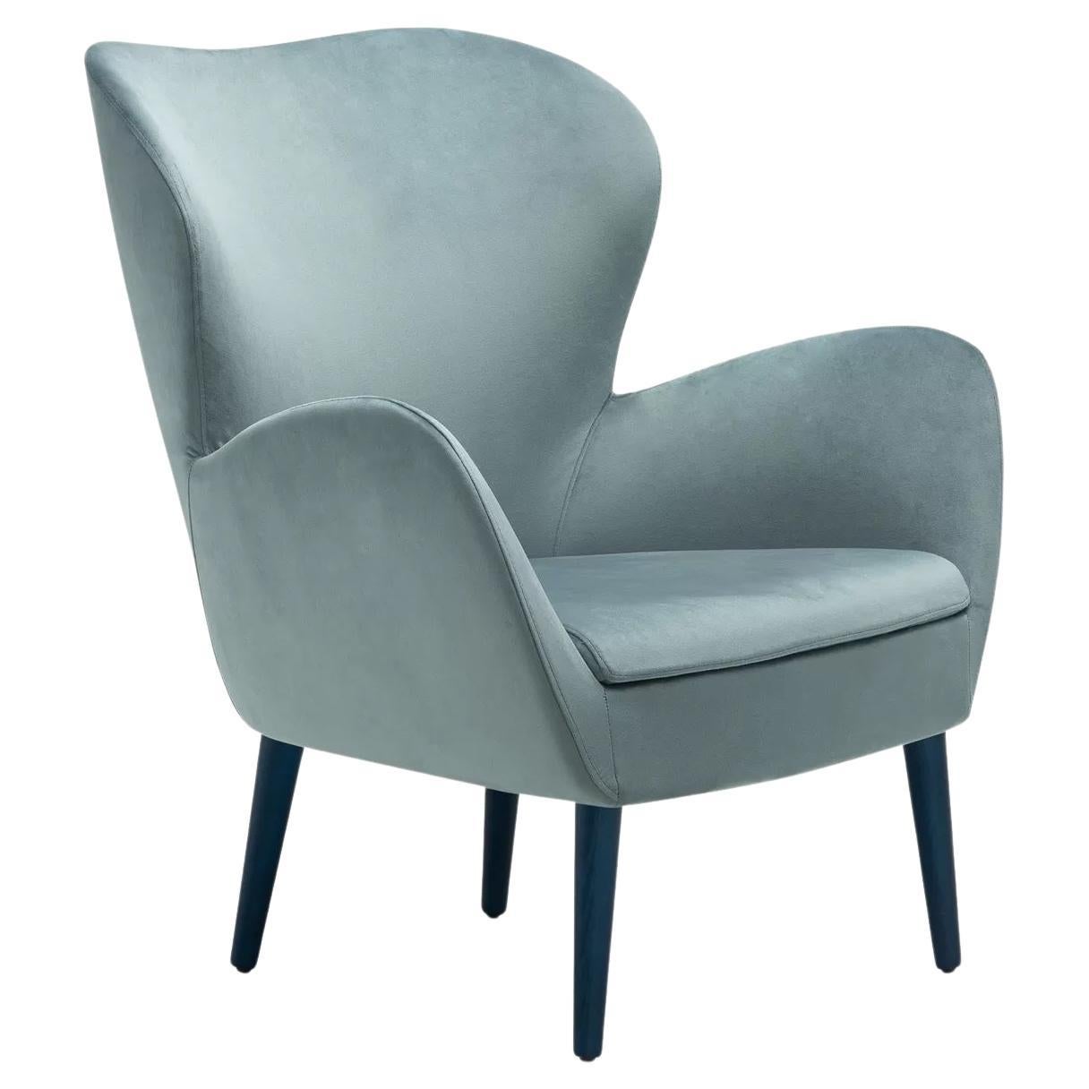 Vom Stil der 60er Jahre beeinflusster Sessel. Das Design ist eine Hommage an die umhüllenden und abgerundeten Volumen, die für den Stil dieses Jahrzehnts charakteristisch sind.
Polstermöbel: Samt
Beine: Zylinderförmige Beine aus