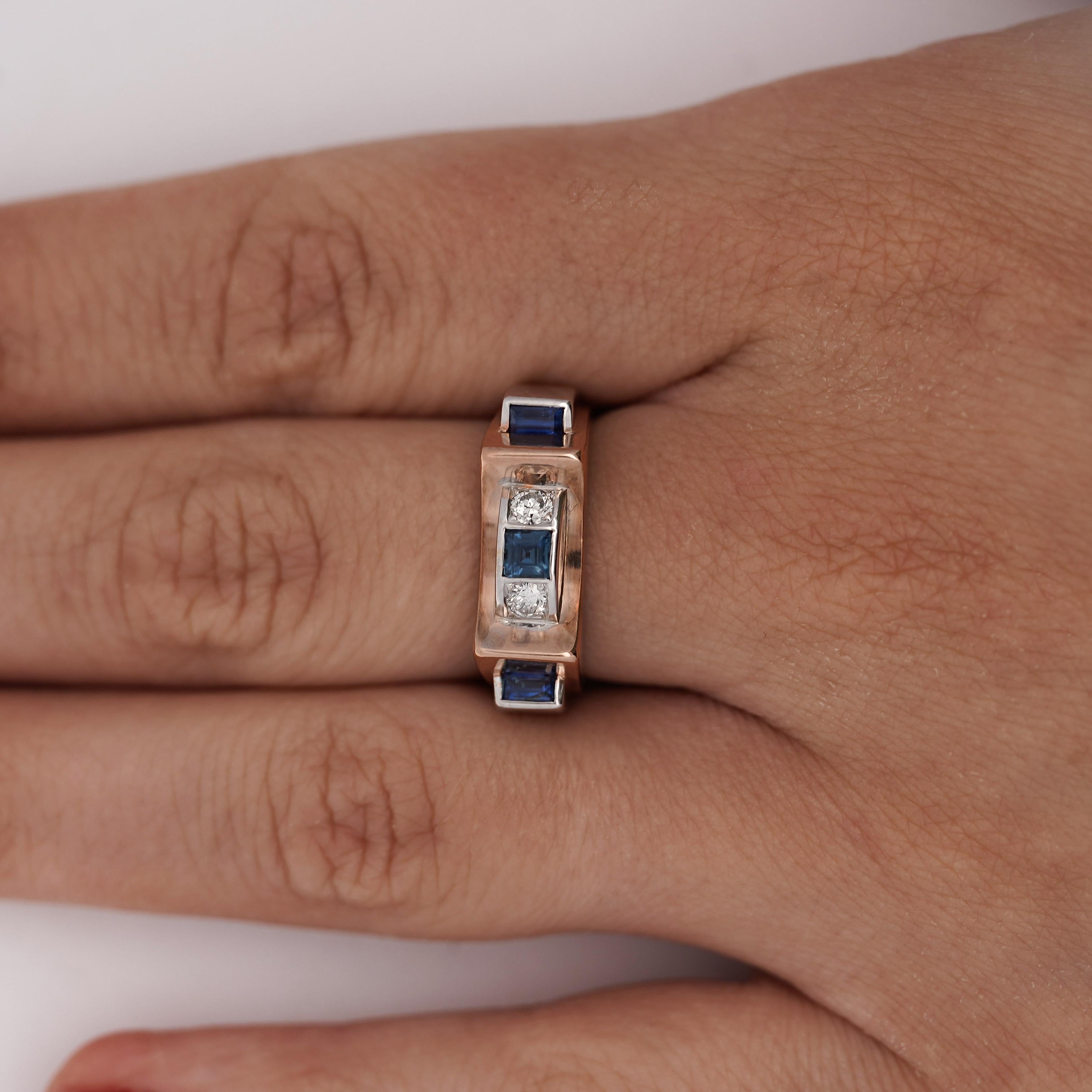 Anello unisex in stile retrò con tre zaffiri blu dal taglio quadrato e due diamanti dal taglio rotondo incastonati in un design architettonico in oro bianco e rosa bicolore 14K. Taglia 6, regolabile, misura 7 mm di larghezza e pesa 6,4 grammi in