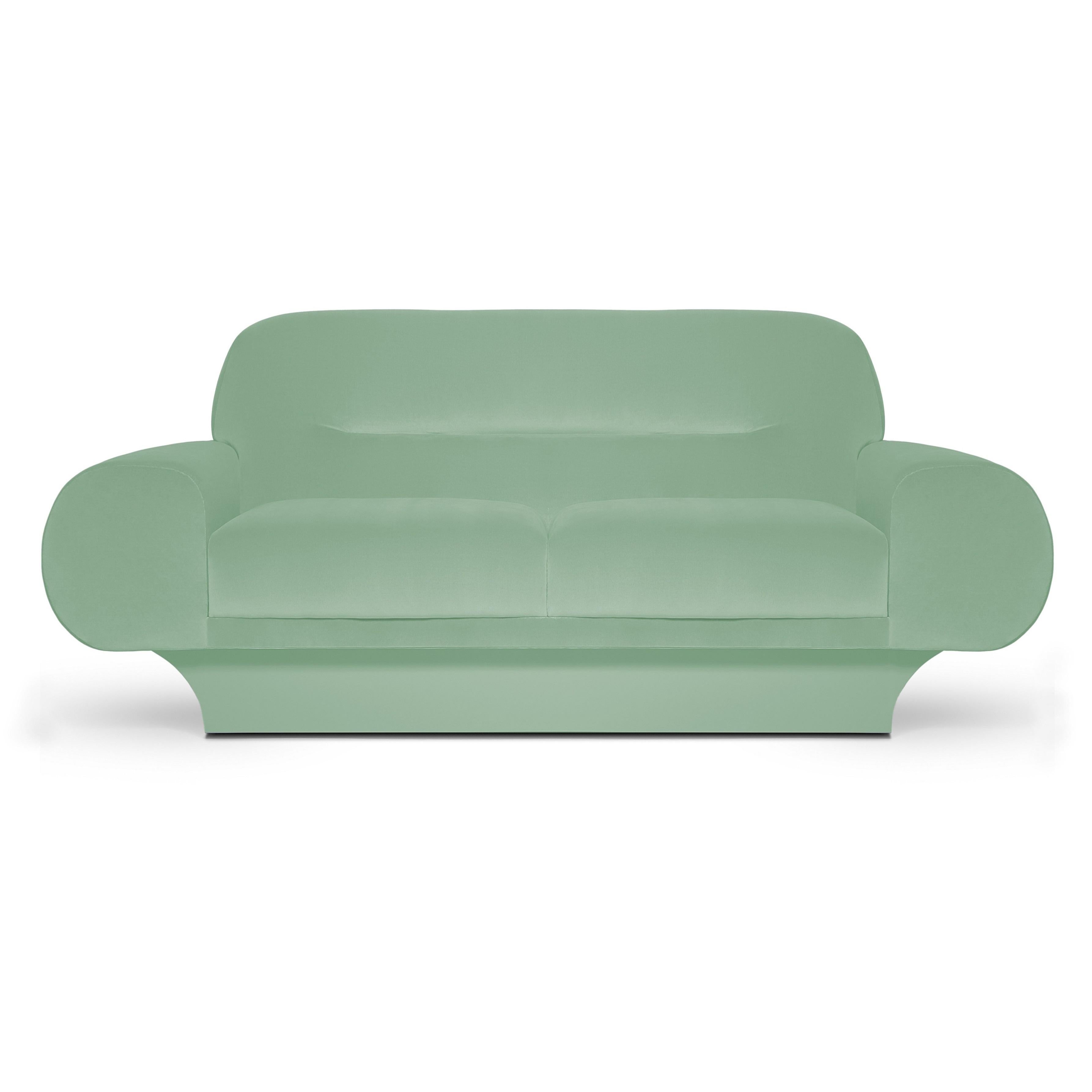 Retro Style Samt-Sofa mit übergroßen, geschwungenen Armen im Zustand „Neu“ im Angebot in New York, NY