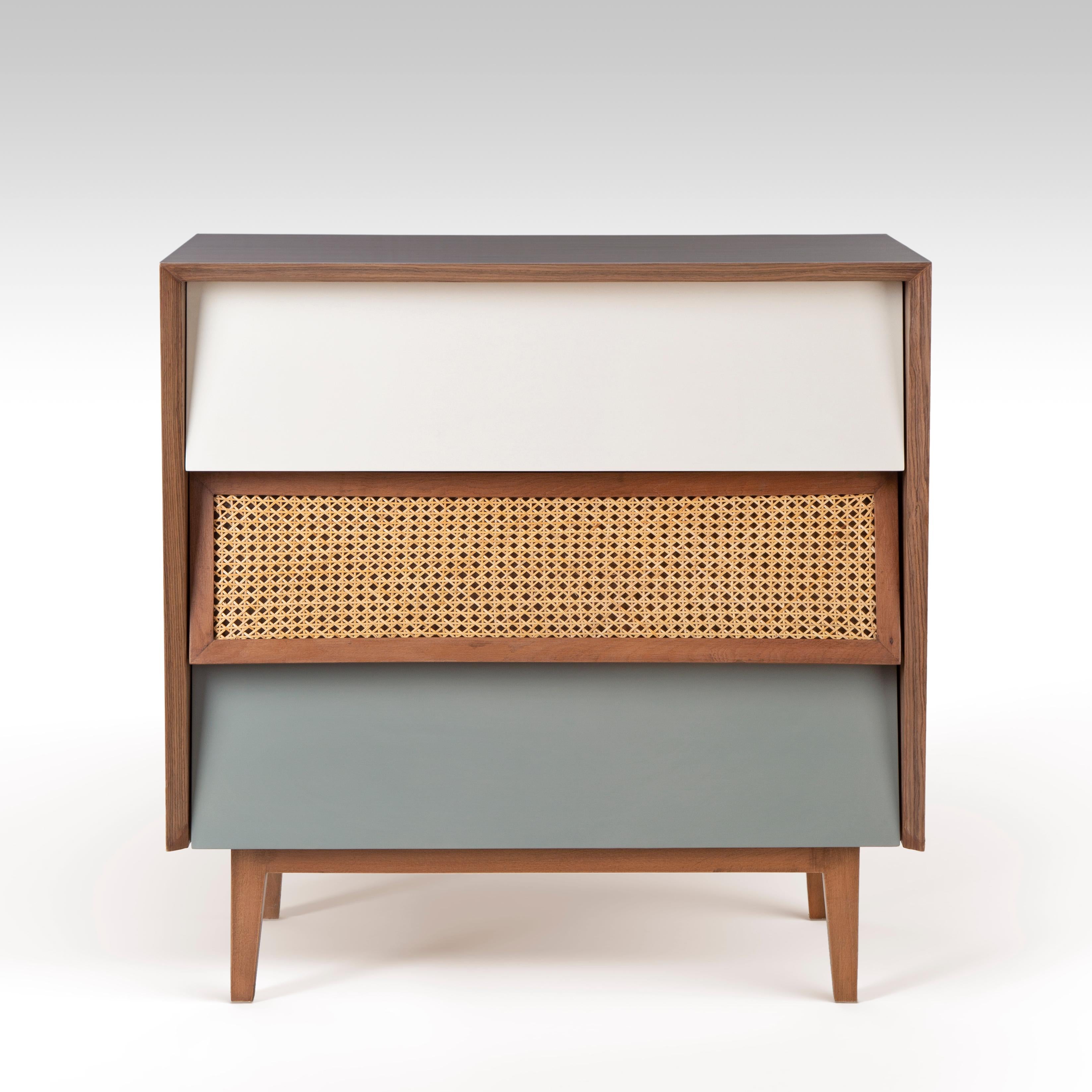 Egizio Cassettiera in stile retrò in Wood Wood con cassetti Cané e laccati in vendita