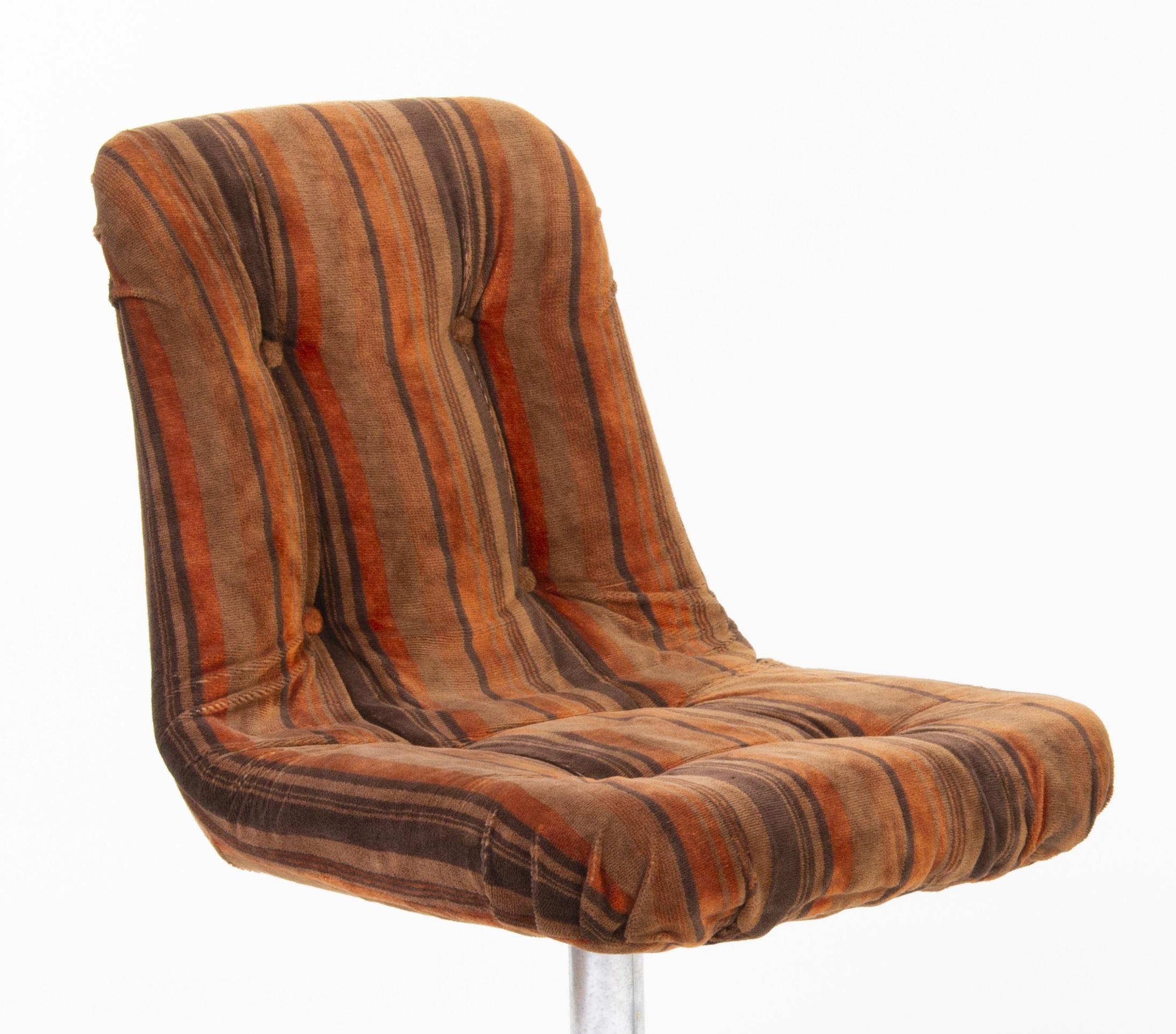 Ensemble de chaises pivotantes rétro colorées des années 1960.
Dans le style du design rétro.