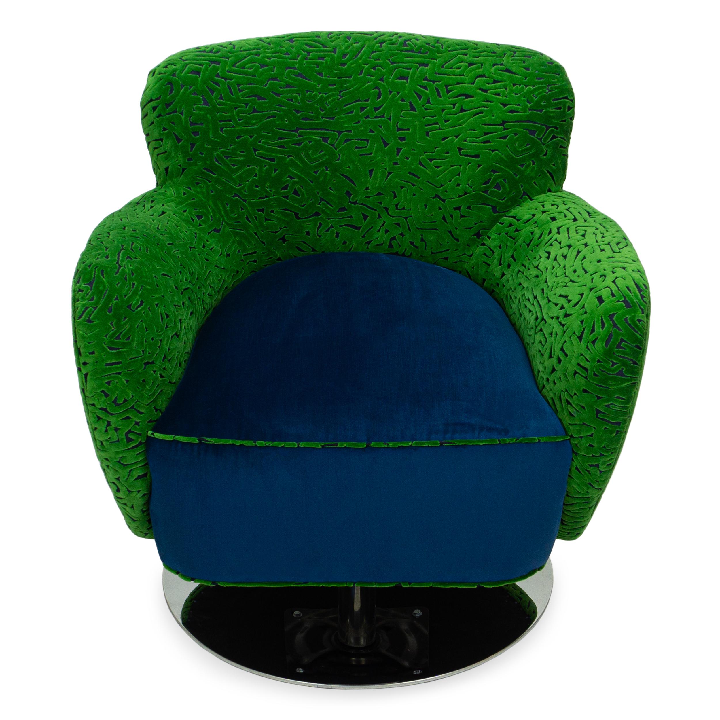 Fait main Chaise pivotante rétro avec base chromée + velours vert tourbillonnant et velours bleu en vente