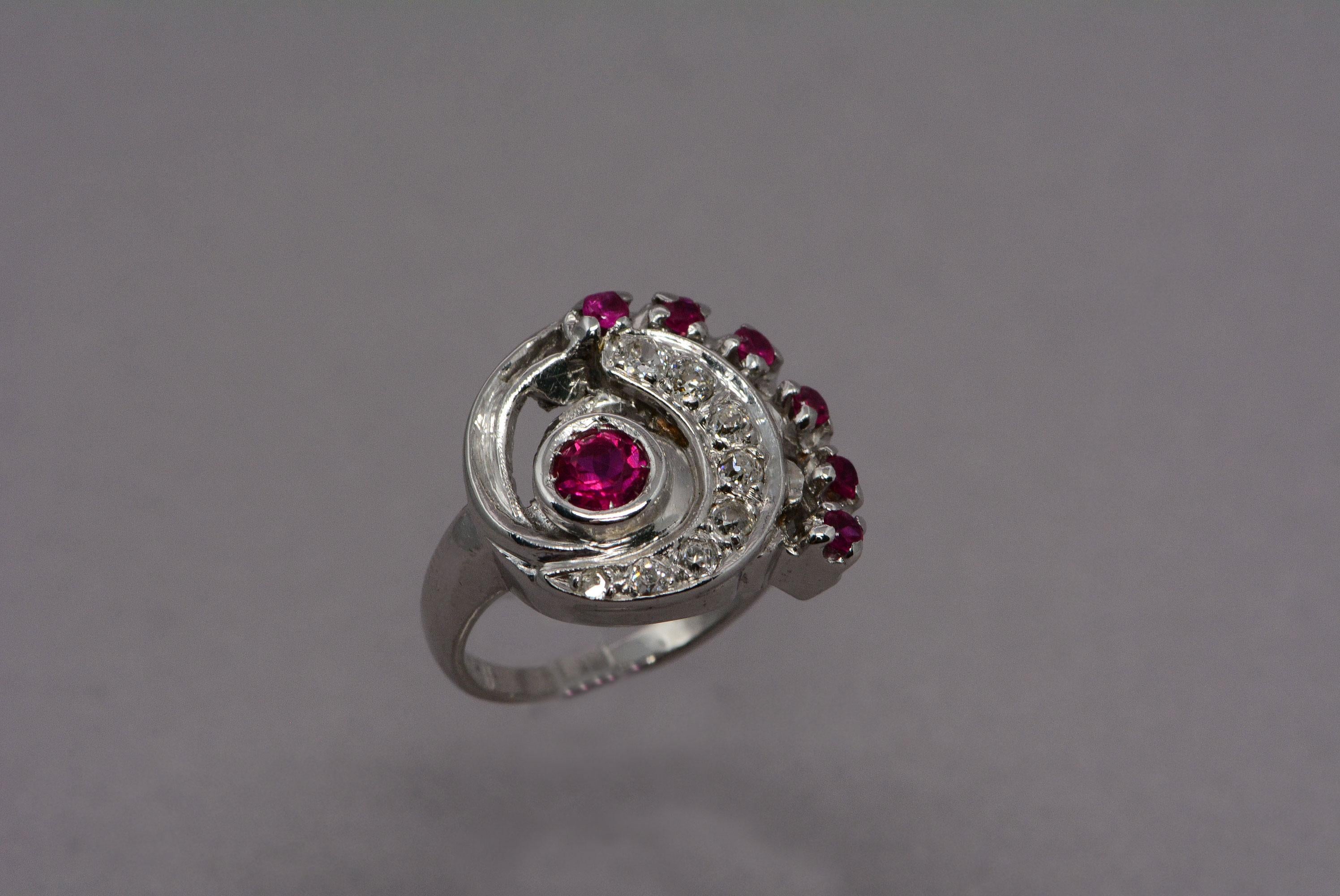 Retro Synthetic Ruby and Diamond Swirl Volute Ring 14 Karat Gold In Excellent Condition For Sale In Aurora, Ontario
