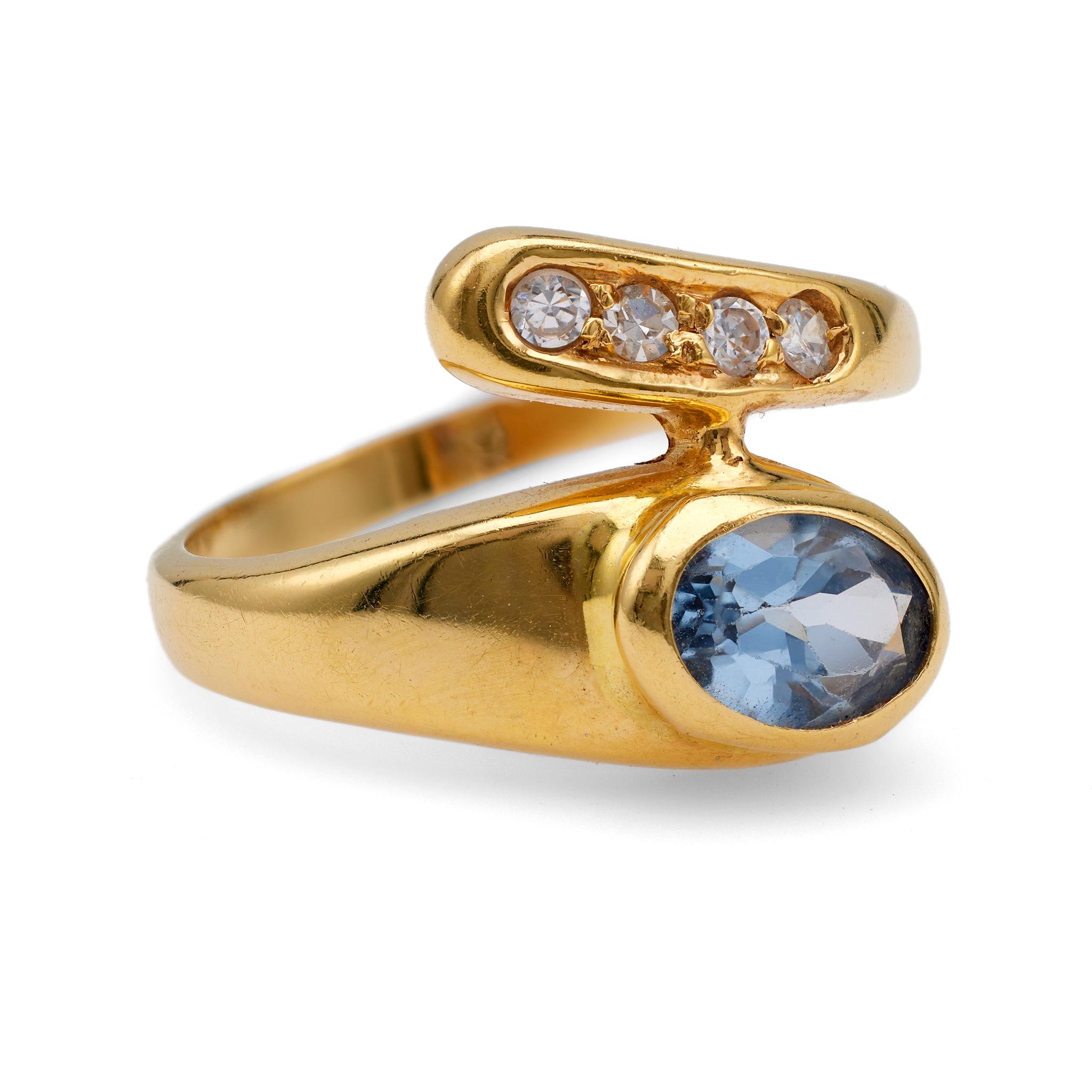 Retro Synthetic Spinel 18k Yellow Gold Ring In Good Condition For Sale In Beverly Hills, CA