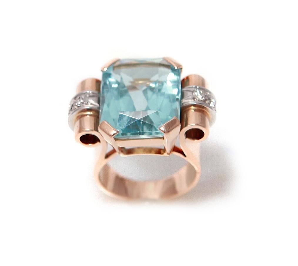 Important ring in 18 carats pink gold, 750/1000th, with a beautiful rectangular aquamarine in its centre.
The ring is set with small diamonds on the sides.

Blue/green colour

Ring size : 17,60 x 24,67 x 9,99 mm, (0,685 x 0,971 x 0,393 inch)

Ring