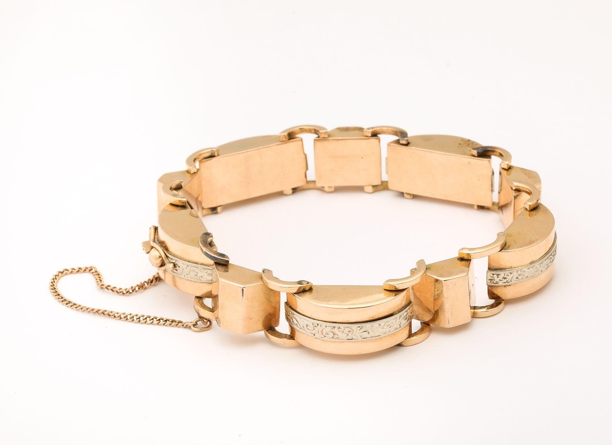 Dies ist ein goldenes Gliederarmband aus der Retro-Ära, allgemein bekannt als Tank Track-Armband (ca. 1940er Jahre), bekannt für seinen kühnen, architektonischen Stil.
Es besteht aus breiten, massiven, geschwungenen und ineinander greifenden