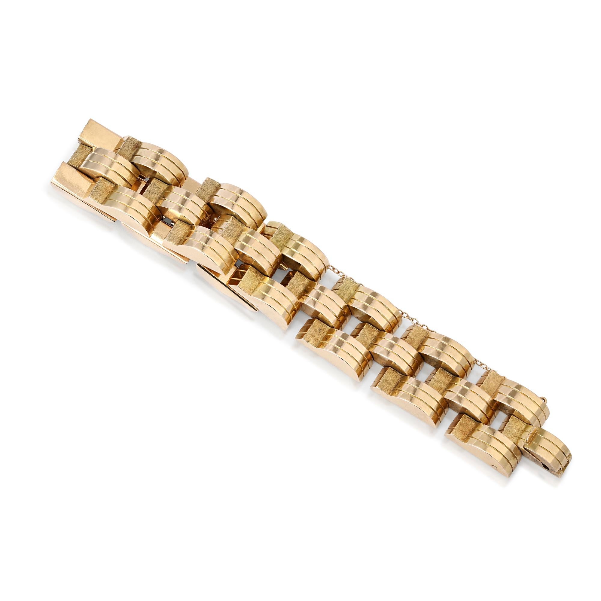 Retro Tank Chunky Bracelet In 18ct Yellow Gold In Good Condition For Sale In Dubai, DU