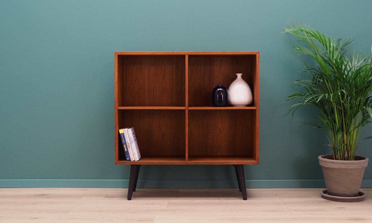 Danish bookcase / library from the 1960s-1970s. Scandinavian design, Minimalist form. Furniture finished with teak veneer. Shelves with adjustable height. Maintained in good condition (minor bruises and scratches), directly for use.

Dimensions: