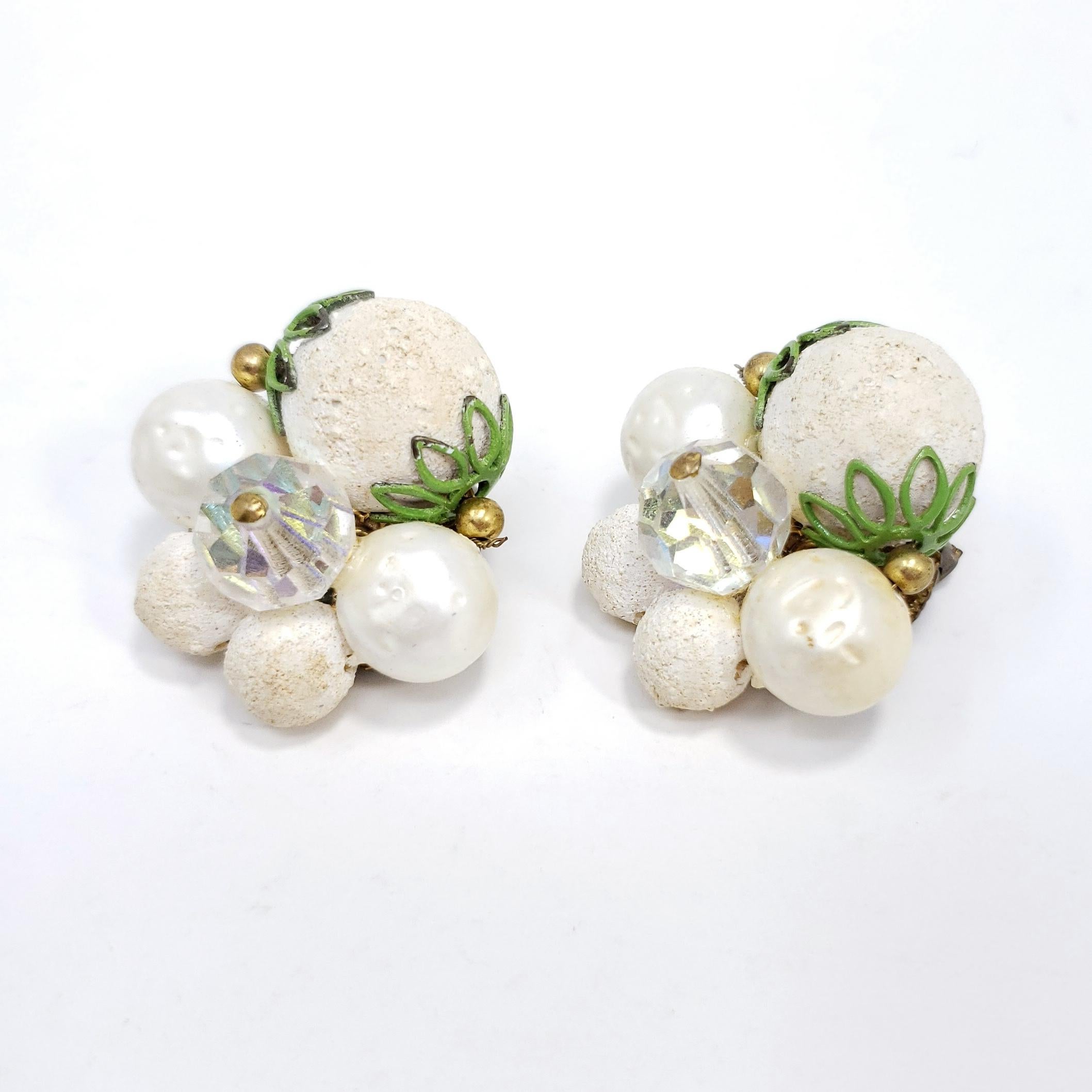 Retro-Schick! Diese Vintage-Clip-Ohrringe bestehen aus einer Gruppe strukturierter weißer Perlen mit grünen und messingfarbenen Akzenten.

Um die Mitte des 19. Jahrhunderts. Messing-Ton.