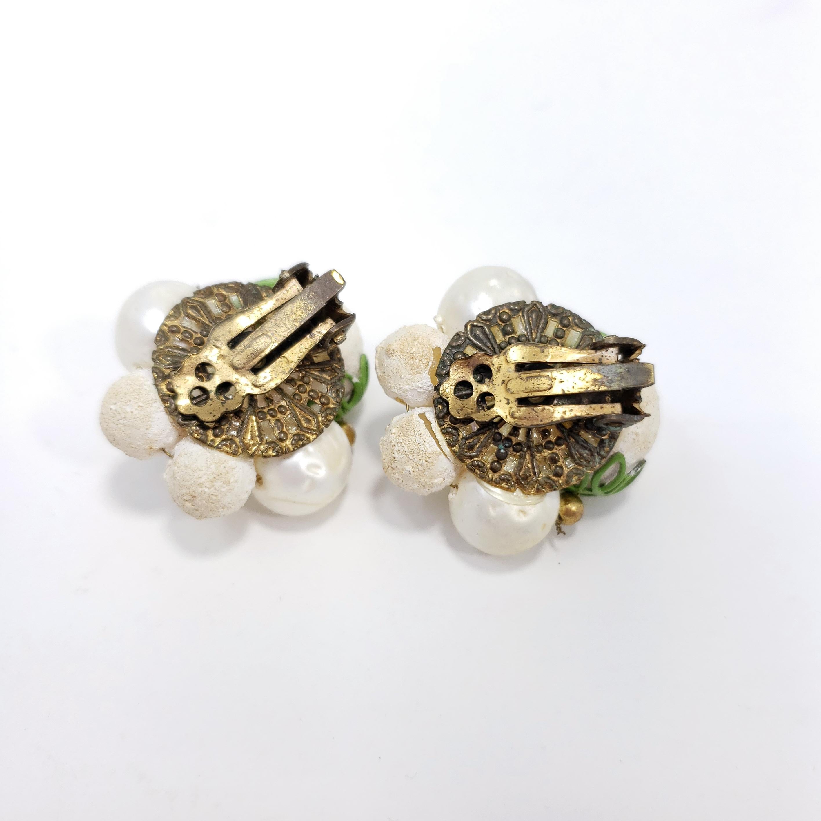 Retro Texturierte Perlen-Cluster-Ohrringe, Messing, Mitte 1900er Jahre im Zustand „Hervorragend“ im Angebot in Milford, DE