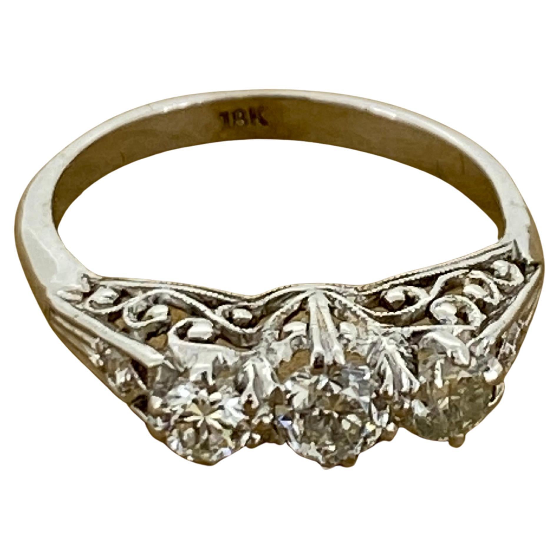 Une fusion étonnante de savoir-faire exquis 
& Matériaux de première qualité, 
Cette bague à trois pierres est rétro, datant des années 1960 

Les bijoux de cette époque sont toujours particulièrement bien réalisés&. 
Cette pièce ne fait pas