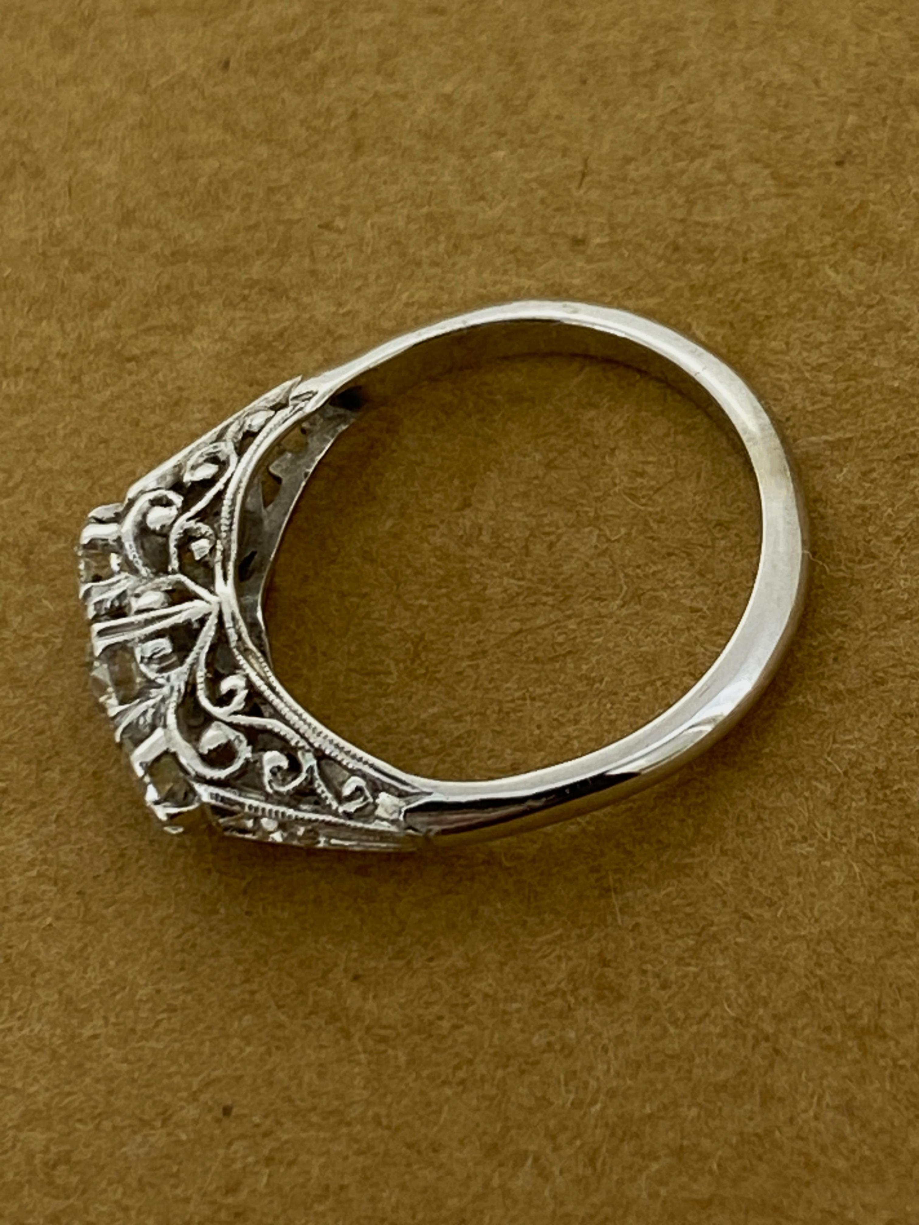 Rétro Bague rétro à trois pierres avec diamant taille transitionnelle 0,60 carat en platine et or 18 carats en vente
