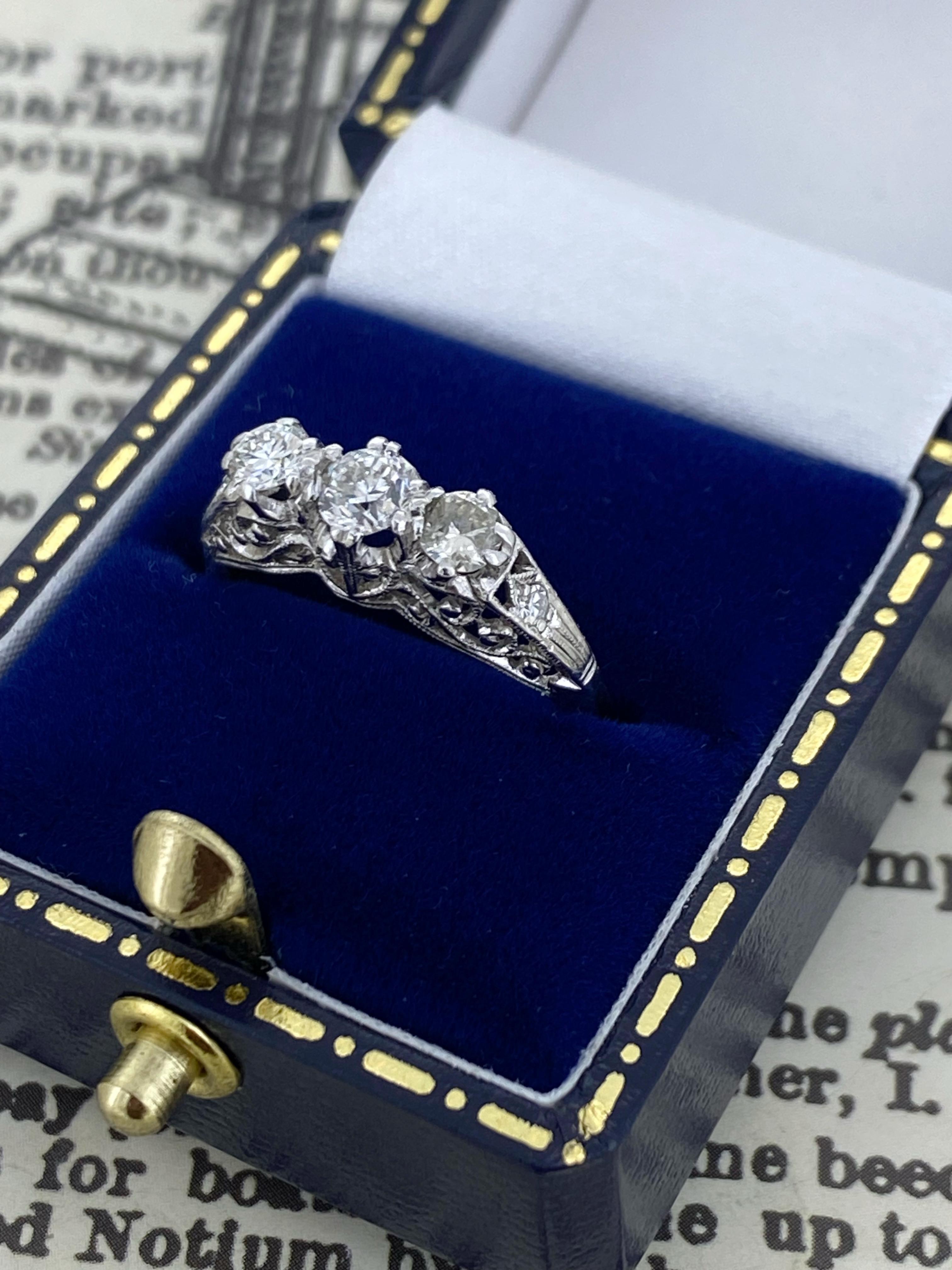 Taille ronde Bague rétro à trois pierres avec diamant taille transitionnelle 0,60 carat en platine et or 18 carats en vente