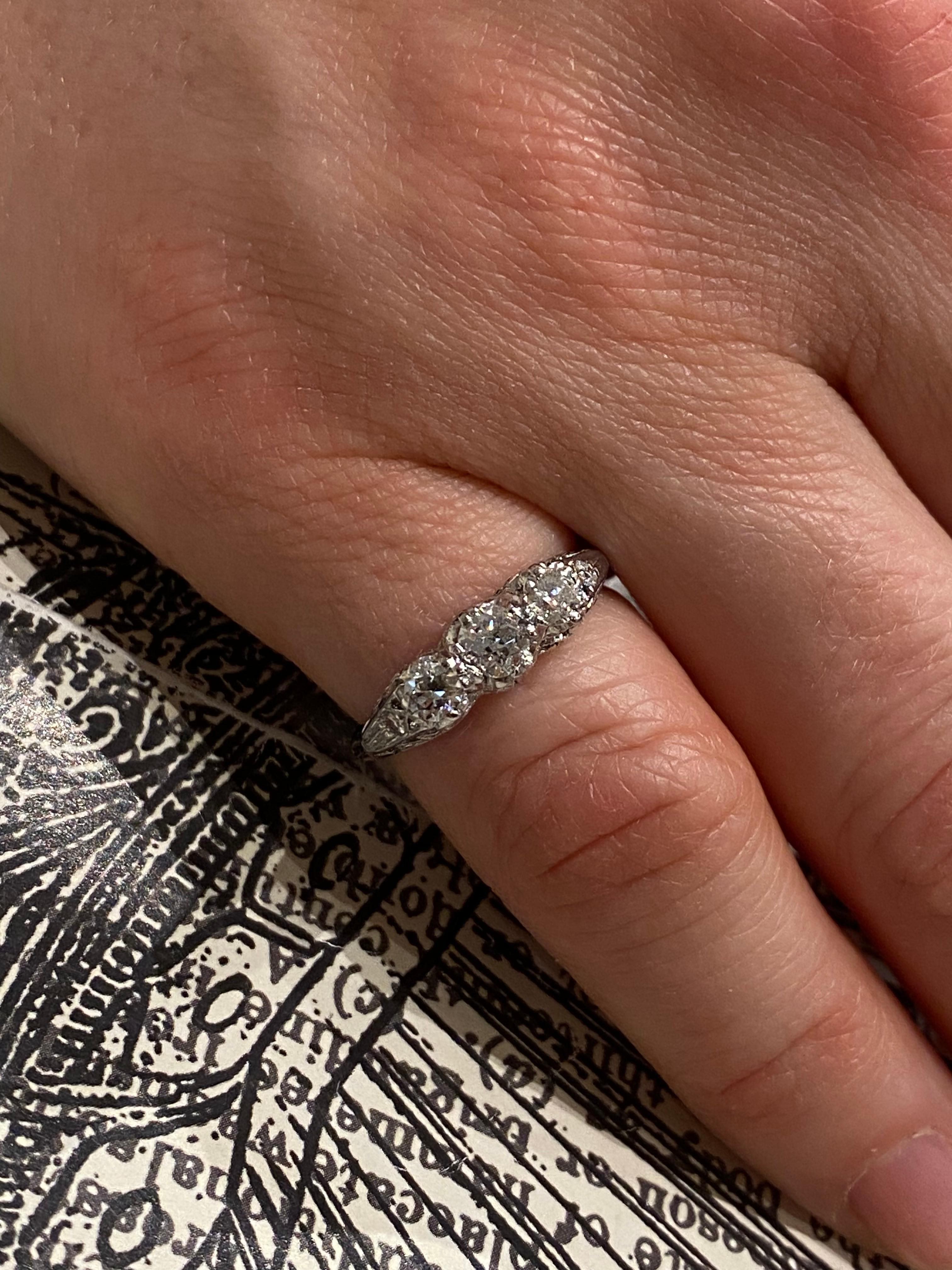 Bague rétro à trois pierres avec diamant taille transitionnelle 0,60 carat en platine et or 18 carats Excellent état - En vente à MELBOURNE, AU