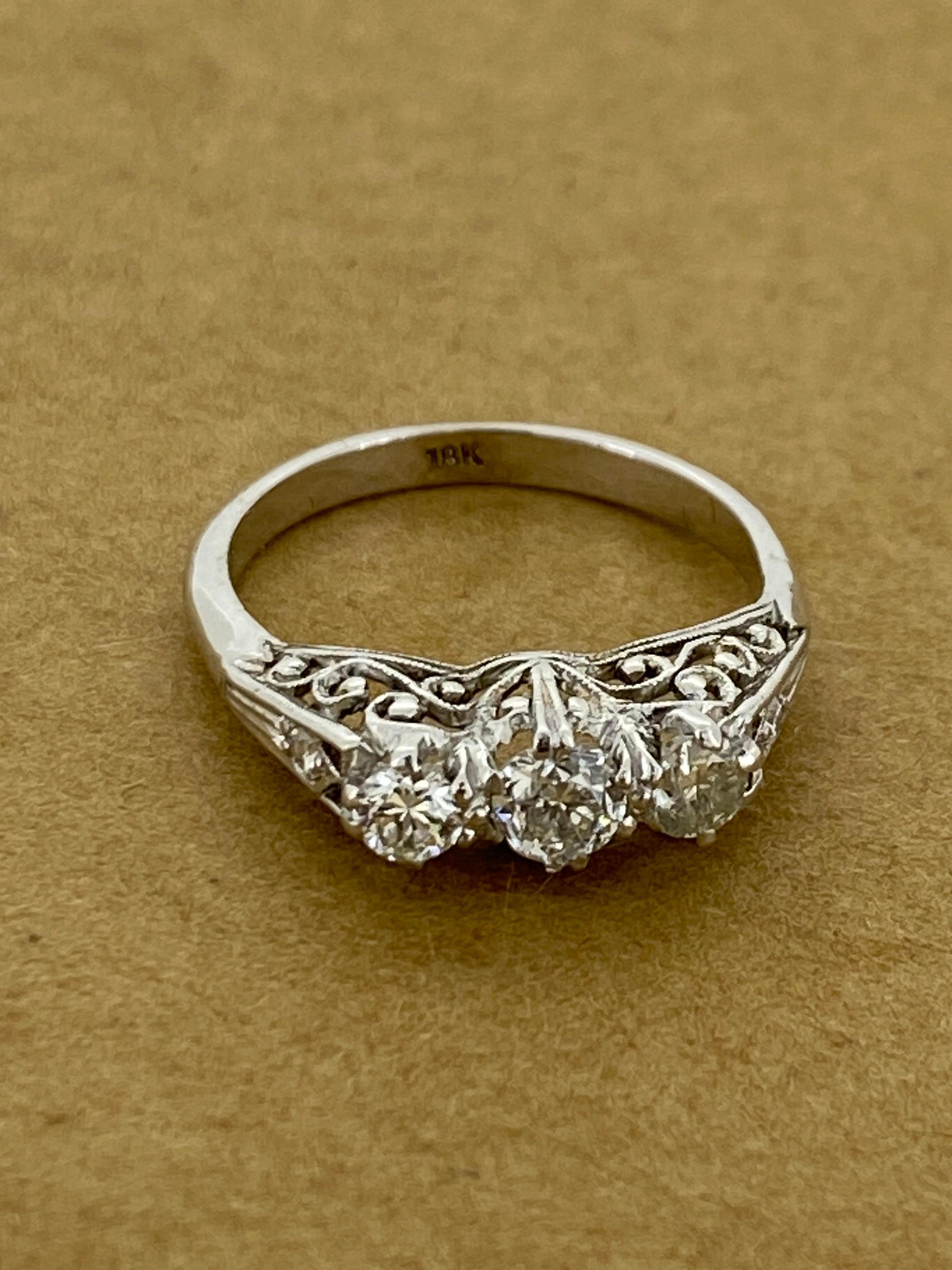 Bague rétro à trois pierres avec diamant taille transitionnelle 0,60 carat en platine et or 18 carats Pour femmes en vente