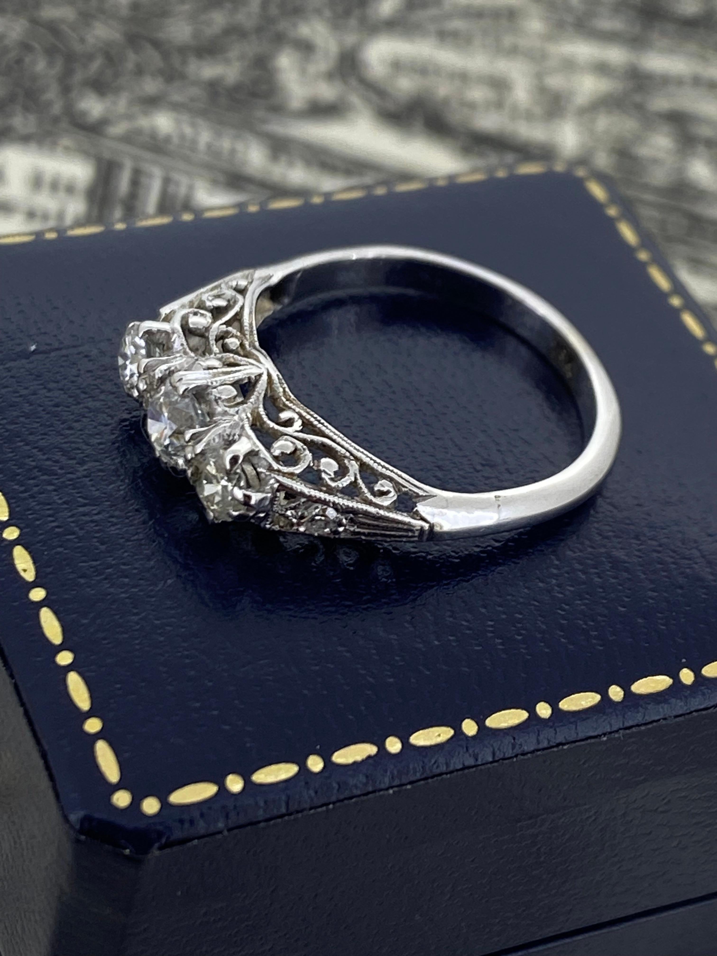 Bague rétro à trois pierres avec diamant taille transitionnelle 0,60 carat en platine et or 18 carats en vente 1