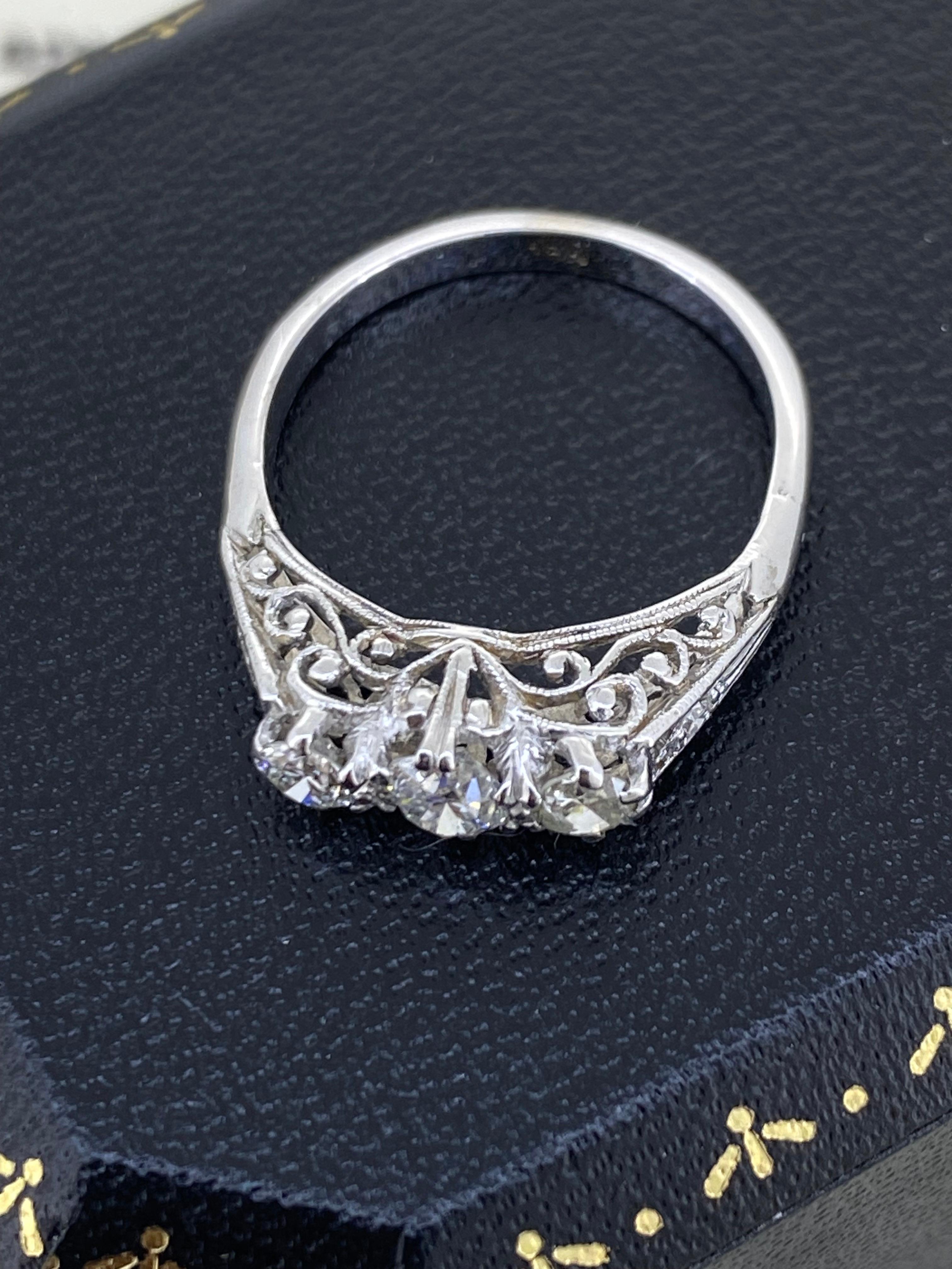 Bague rétro à trois pierres avec diamant taille transitionnelle 0,60 carat en platine et or 18 carats en vente 2