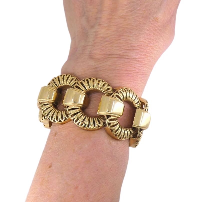 Una fabulosa pulsera circular Retro Tiffany & Co. de oro de 14 quilates. 
Esta pulsera Tiffany está formada por una serie de eslabones circulares entrelazados. Cada eslabón tiene un detalle acanalado calado y alterna rectángulos redondeados. Las