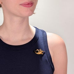 Tiffany & Co. Broche rétro en forme de fleur de lys en or 18 carats et topaze bleue