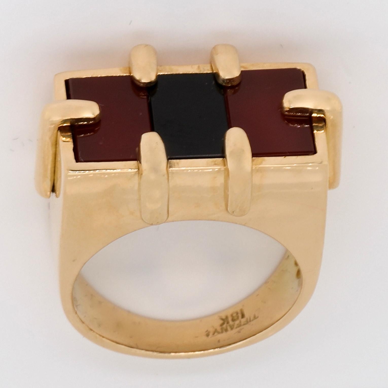 Retro Tiffany & Co. Carnelian Onyx 18 Karat Gold Ring In Excellent Condition In Beverly Hills, CA