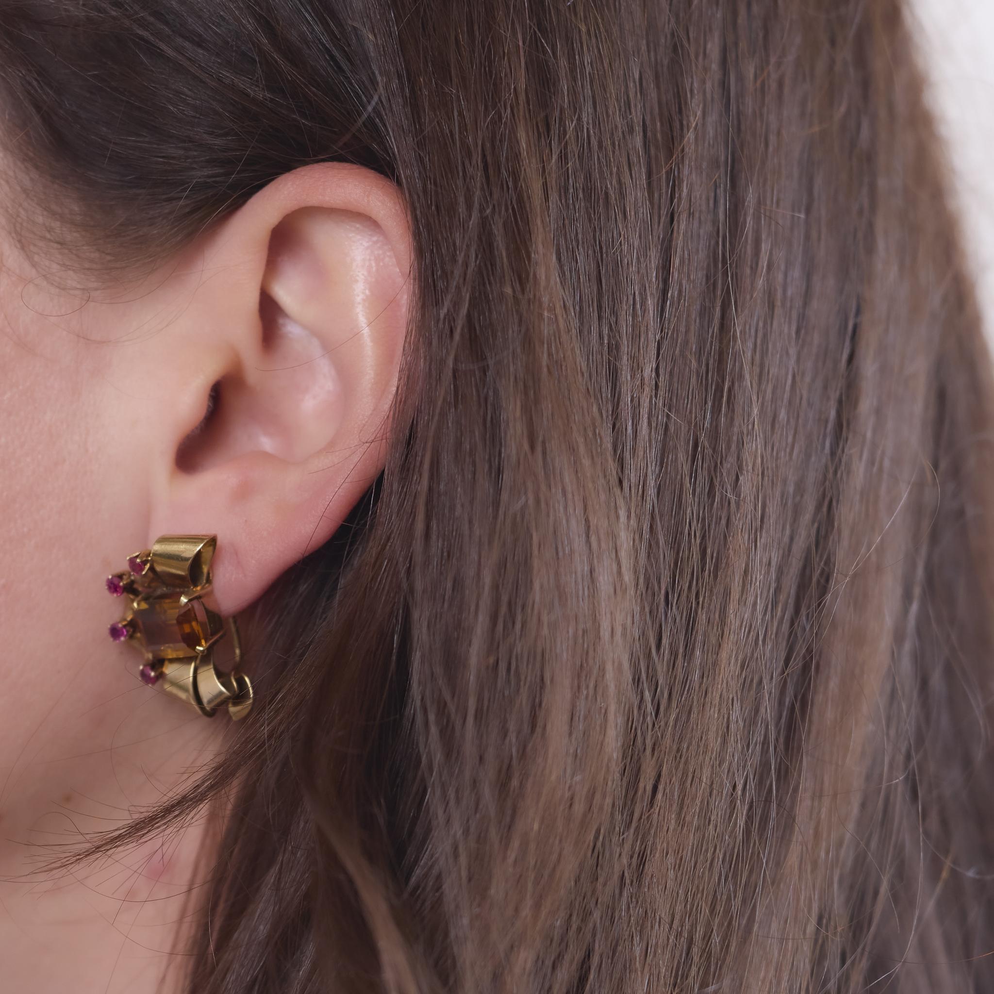 Estos pendientes de la época retro de Tiffany & Co, fabricados en la década de 1940, presentan dos citrinos talla esmeralda que suman aproximadamente 4,90 quilates. Acentuada por ocho rubíes de talla redonda que suman aproximadamente 0,60 quilates,