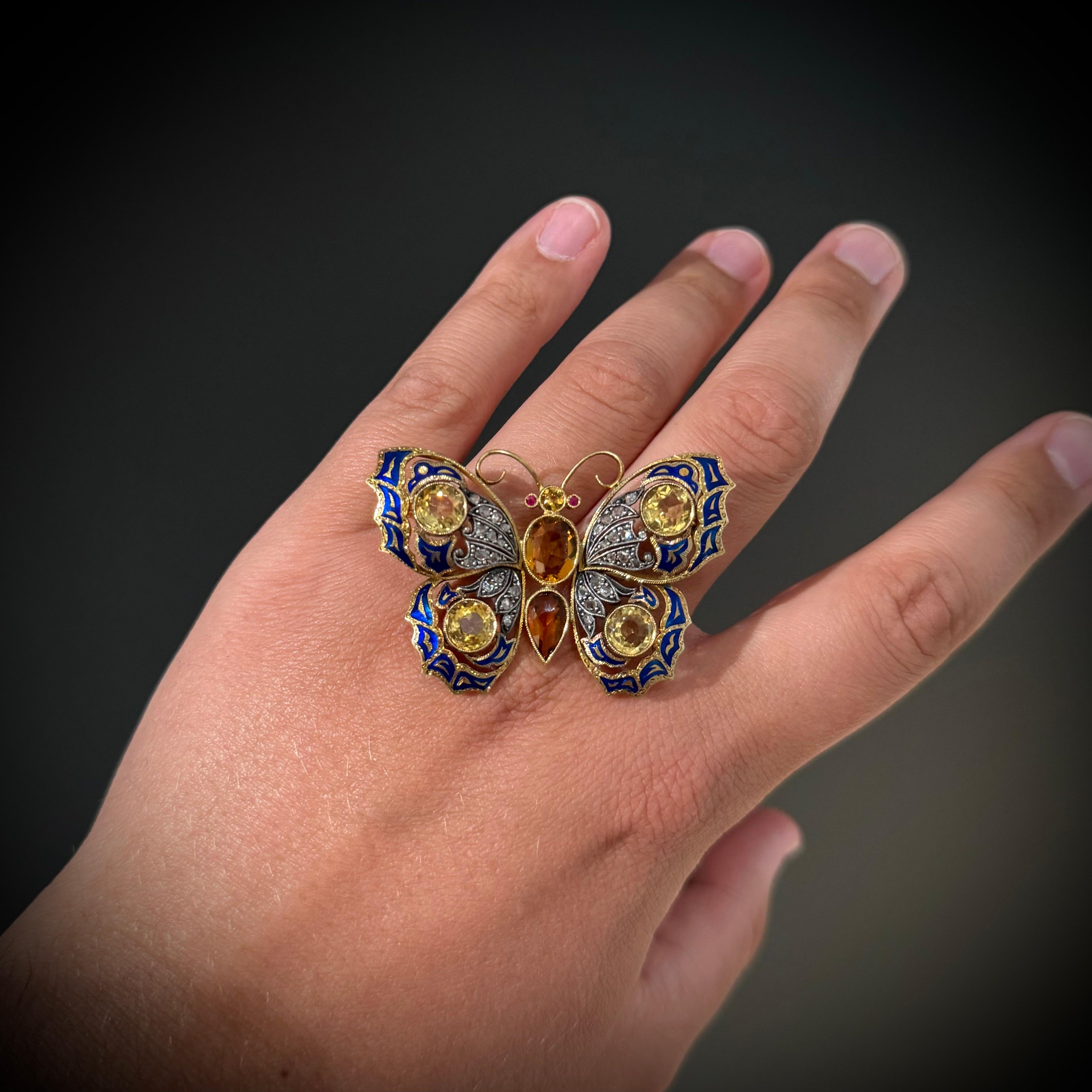 Una vivace spilla a farfalla portoghese Retro, magistralmente realizzata a mano in oro giallo 19,2kt e argento, risalente agli anni Quaranta. Le ali traforate sono impreziosite da un vivace smalto blu reale e da un'intricata incastonatura di
