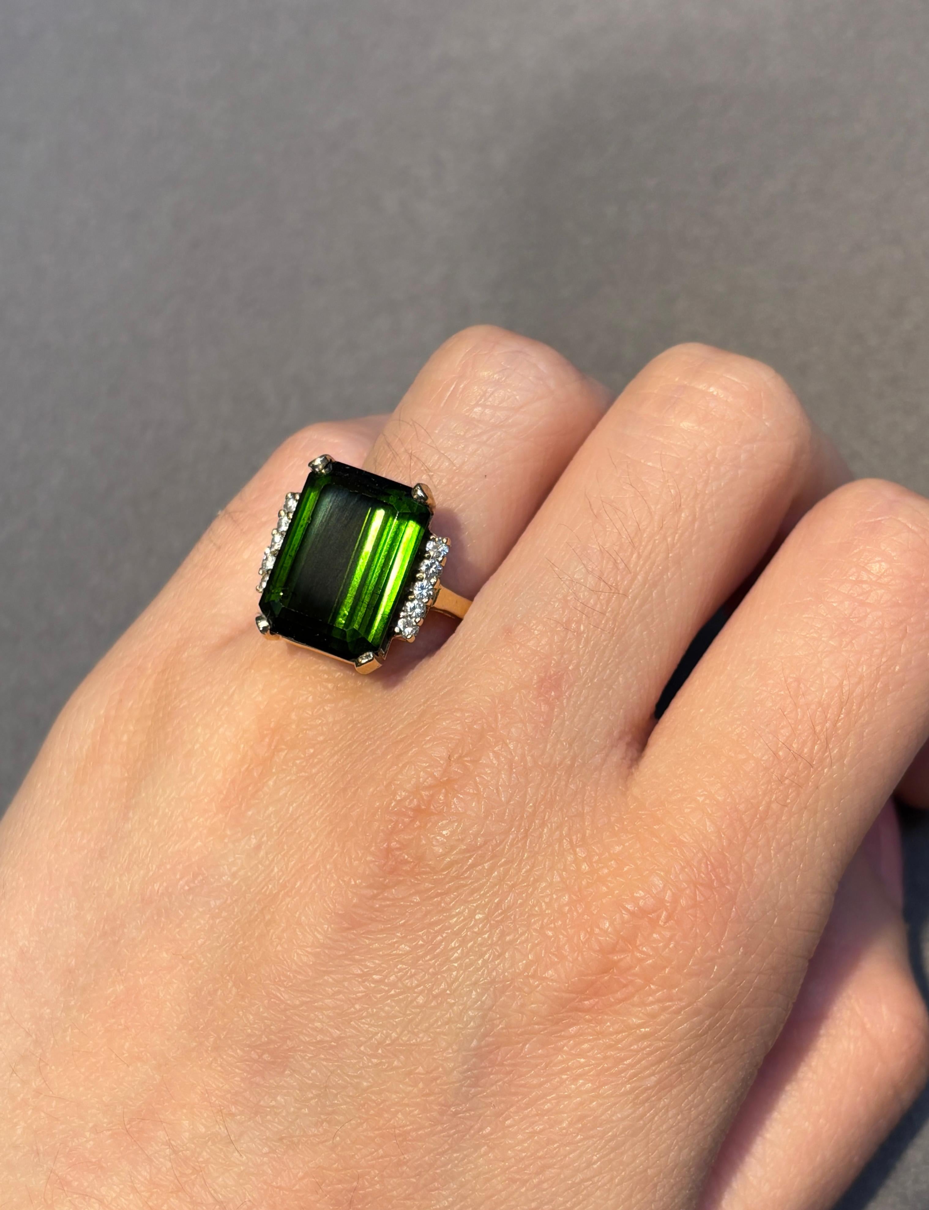 Bague rétro en tourmaline et diamant

Bague en or jaune sertie d'une tourmaline de taille émeraude, rehaussée de diamants ronds. 

Taille de l'anneau : 6.25
Redimensionnement gratuit 
Type de métal : Or 14 carats
