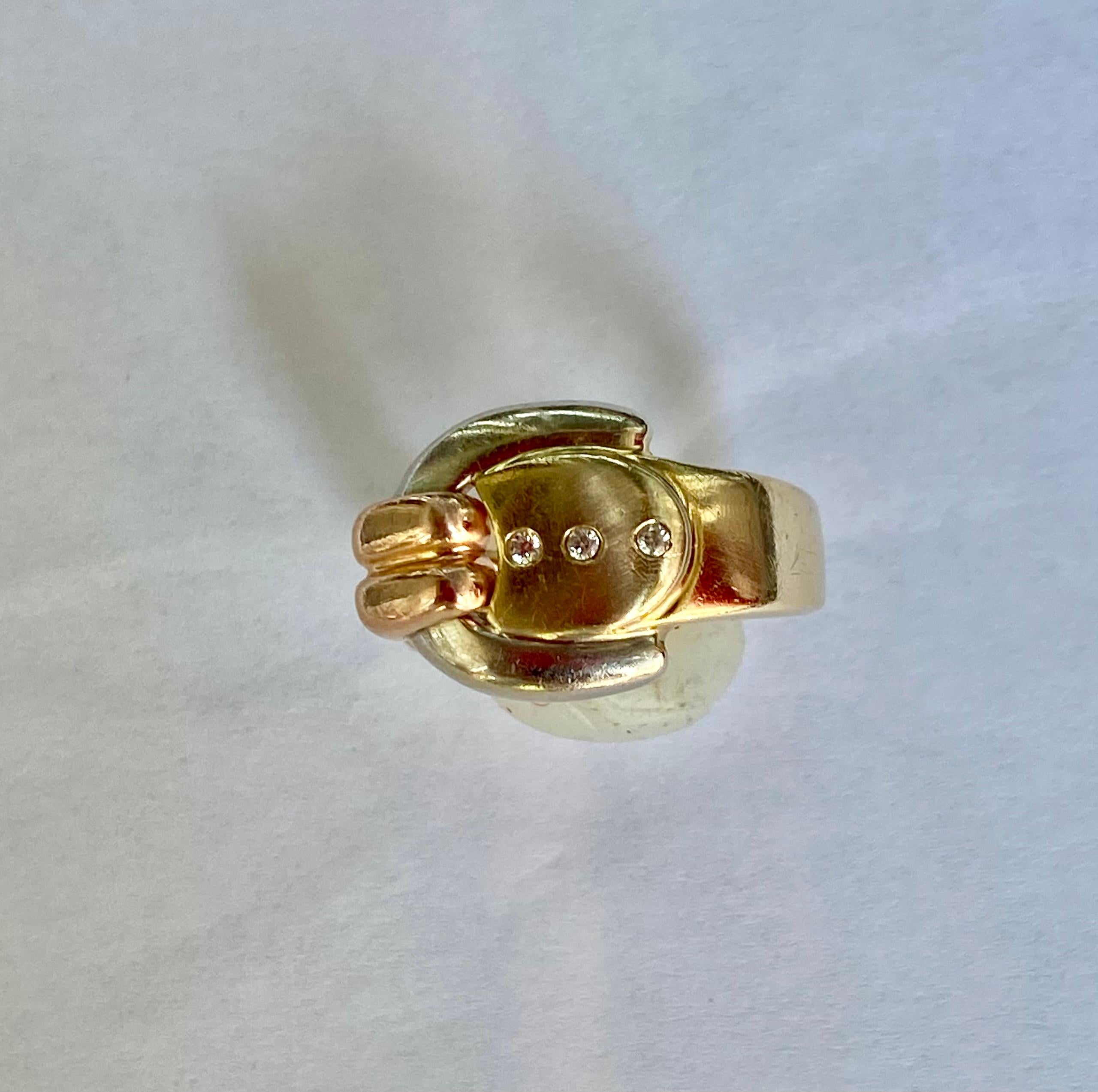 Un anello con fibbia in oro 14 Kt del 1940 porta avanti la forma vittoriana così popolare negli anni '70 e il significato di unire due persone come una sola. Gli anelli con fibbia vittoriani sono bellissimi gioielli sentimentali,  meno audaci, più
