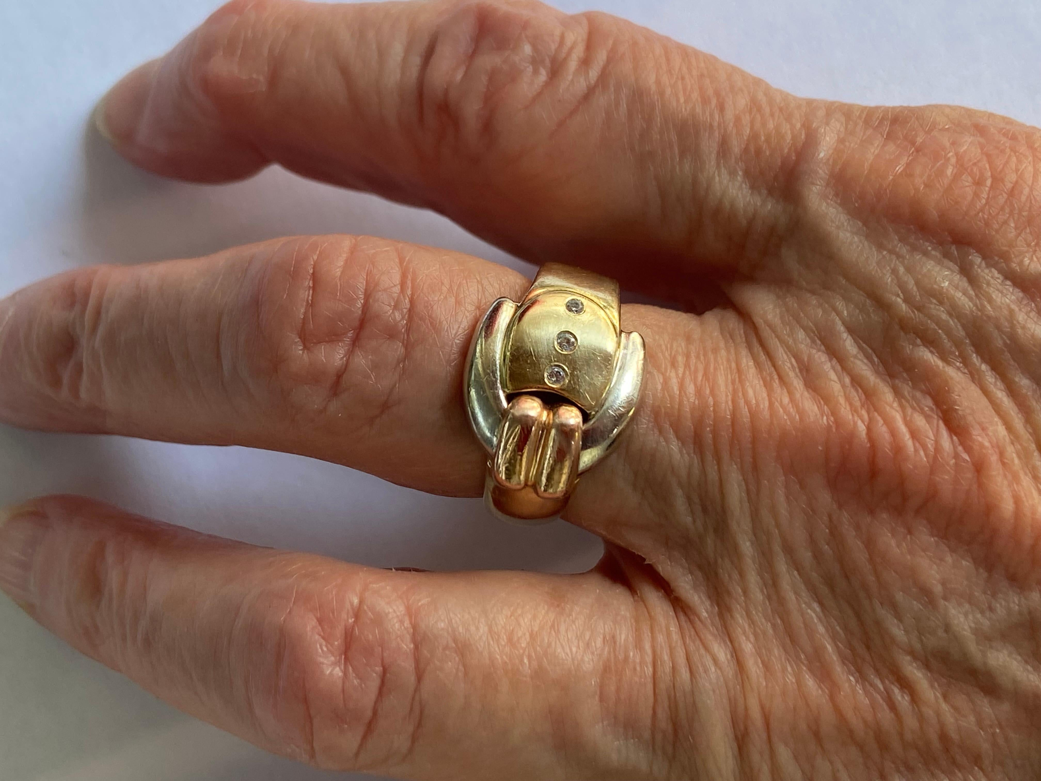 Taglio rotondo Anello con fibbia in oro retrò tricolore in vendita