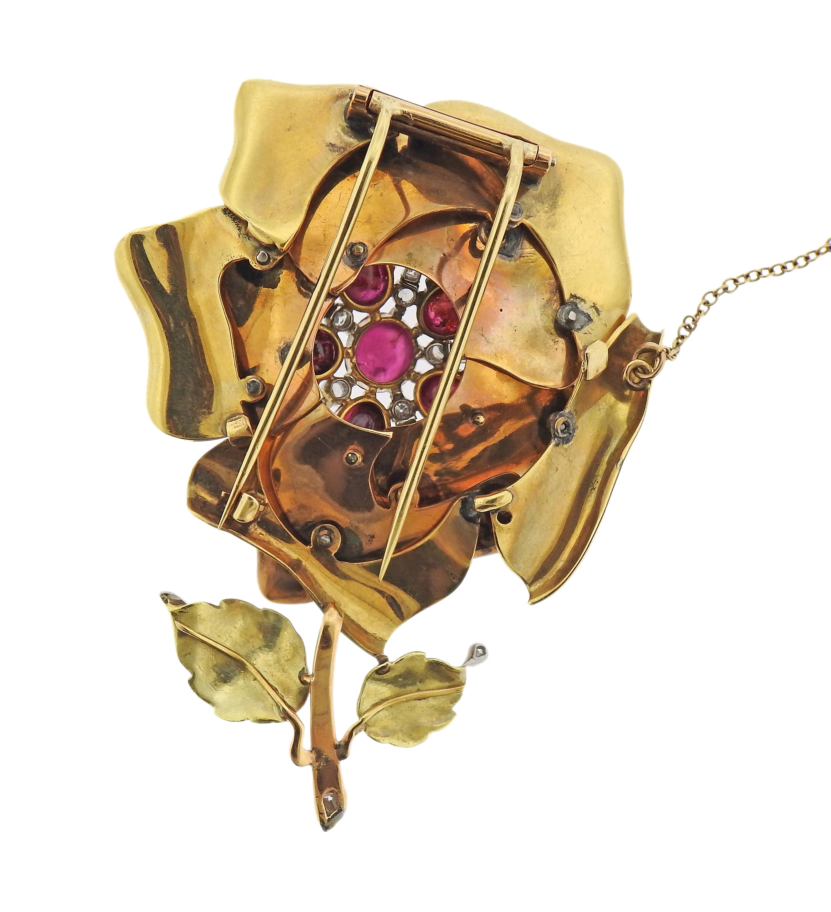 Rétro Broche rétro à grande fleur en or tricolore avec cabochon de rubis et diamants en vente