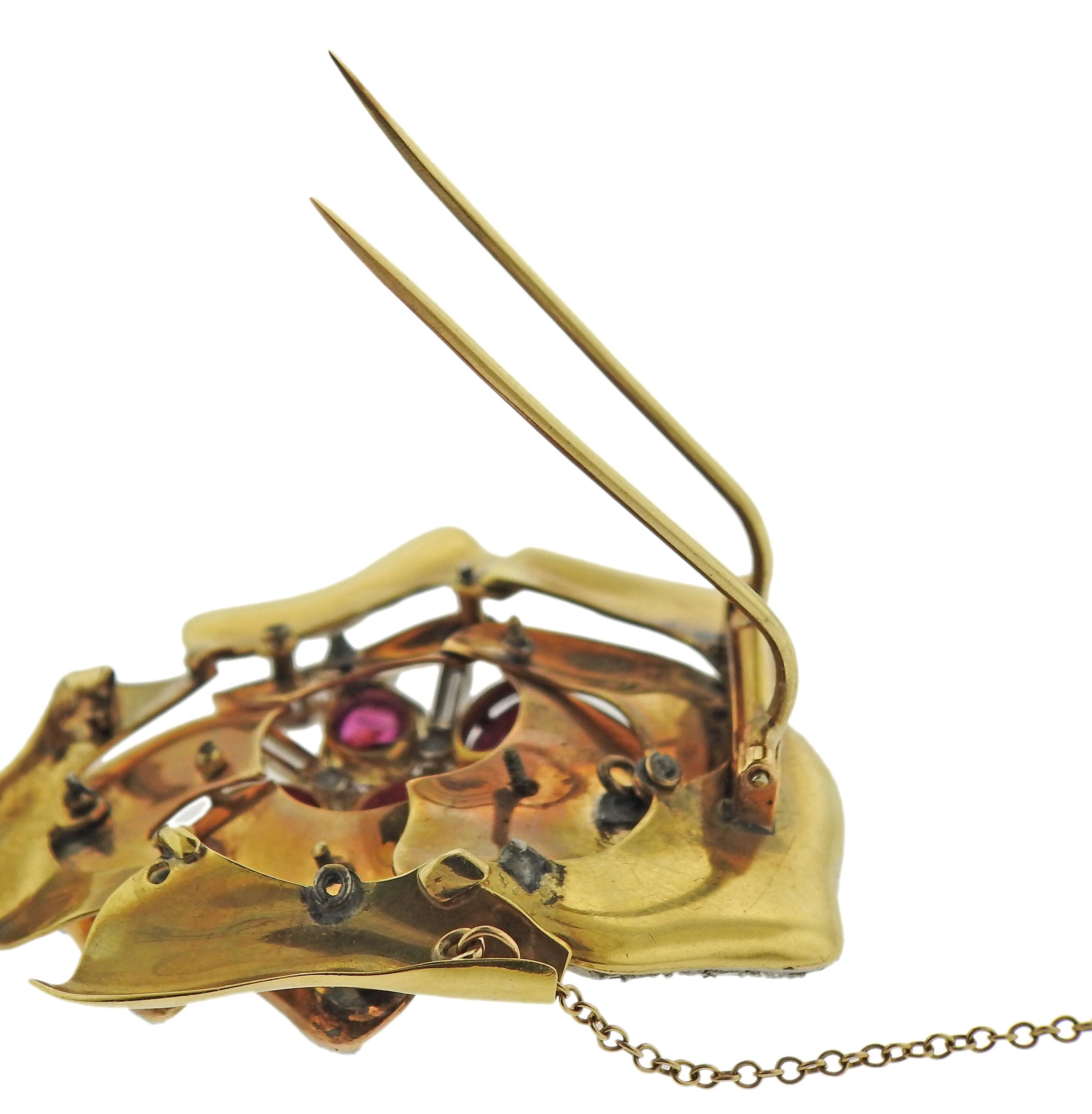 Taille cabochon Broche rétro à grande fleur en or tricolore avec cabochon de rubis et diamants en vente
