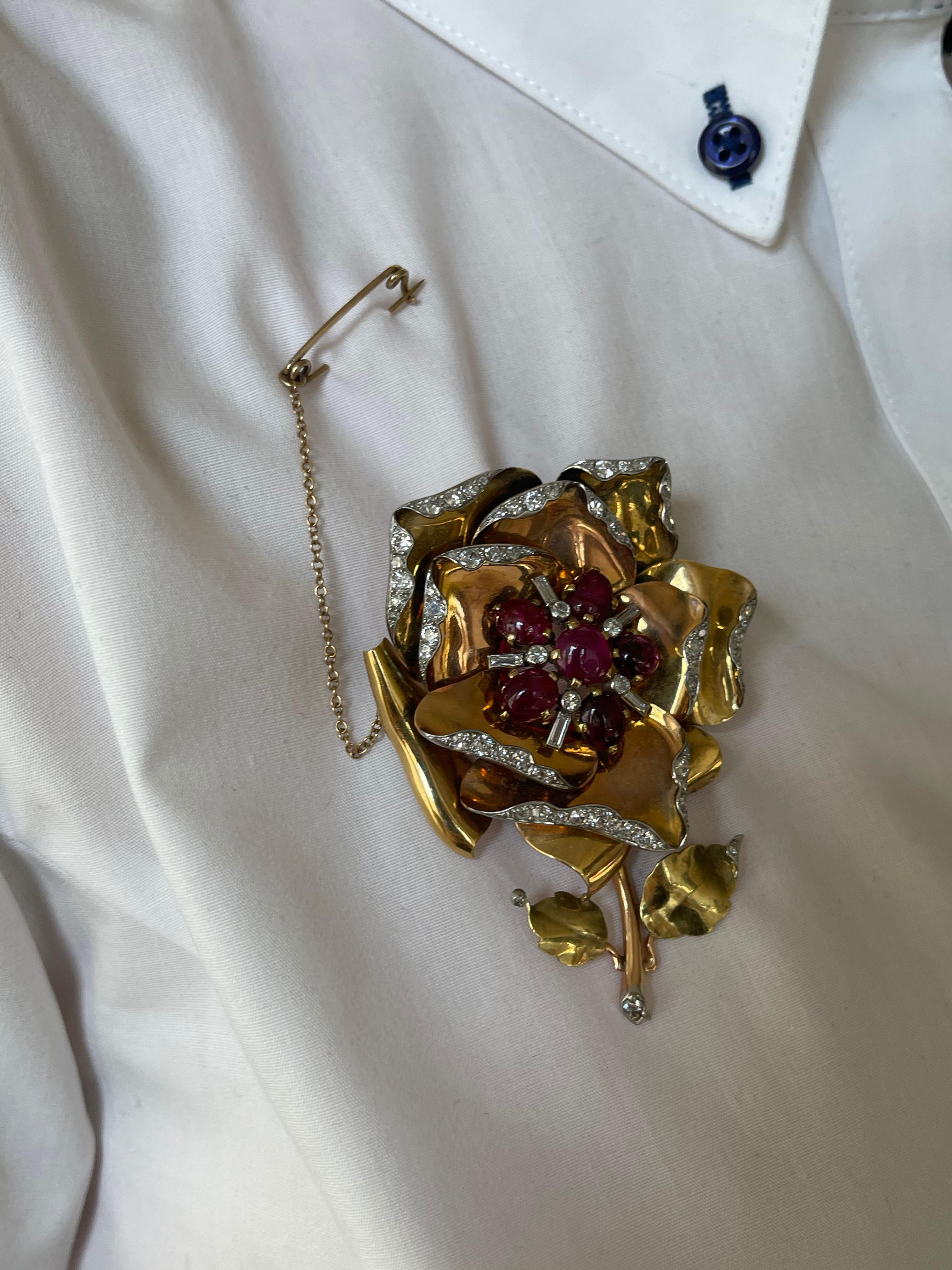 Broche rétro à grande fleur en or tricolore avec cabochon de rubis et diamants en vente 2