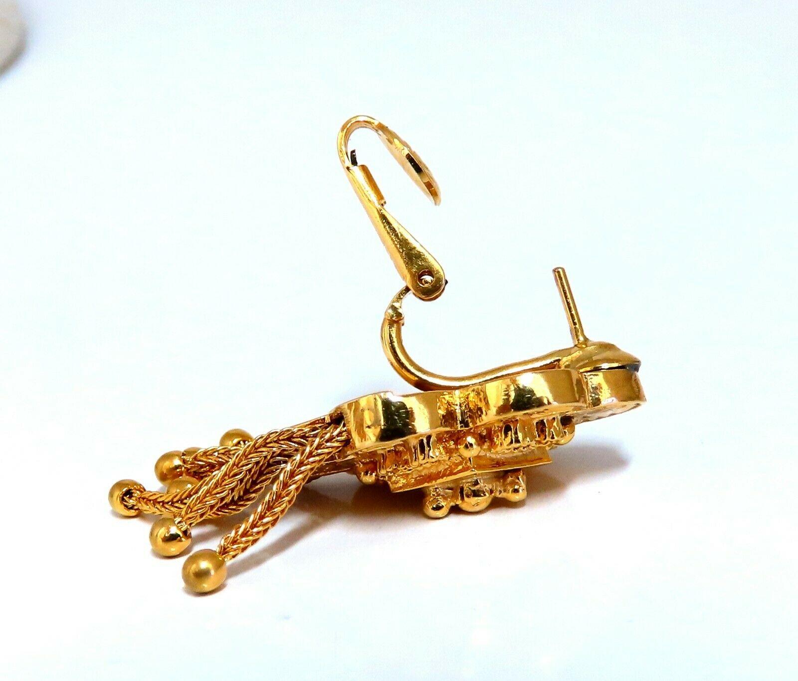 Boucles d'oreilles rétro tribales avec trèfle en pampille

Mesures des boucles d'oreilles :

15.6mm de large.

1.4 pouces de long

13.7 grammes / or jaune 14kt

Clip et poteau confortables.