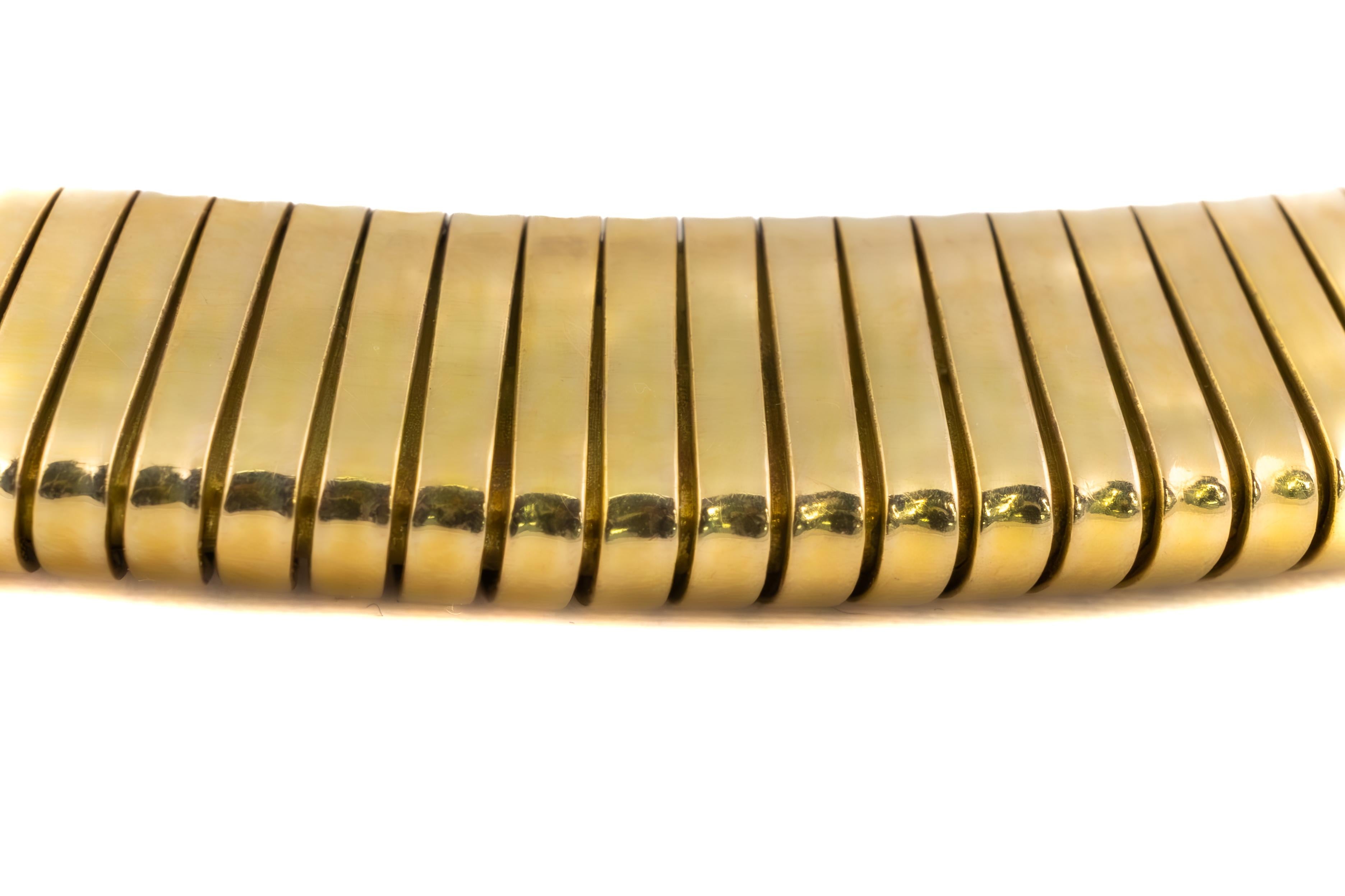 Retro Tubogas 18K Yellow Gold Collar Necklace

A sleek and sophisticated vintage Tubogas collar necklace in 18K yellow gold, exuding the essence of mid-century Italian design. The flexible, coiled form wraps gracefully around the neckline,