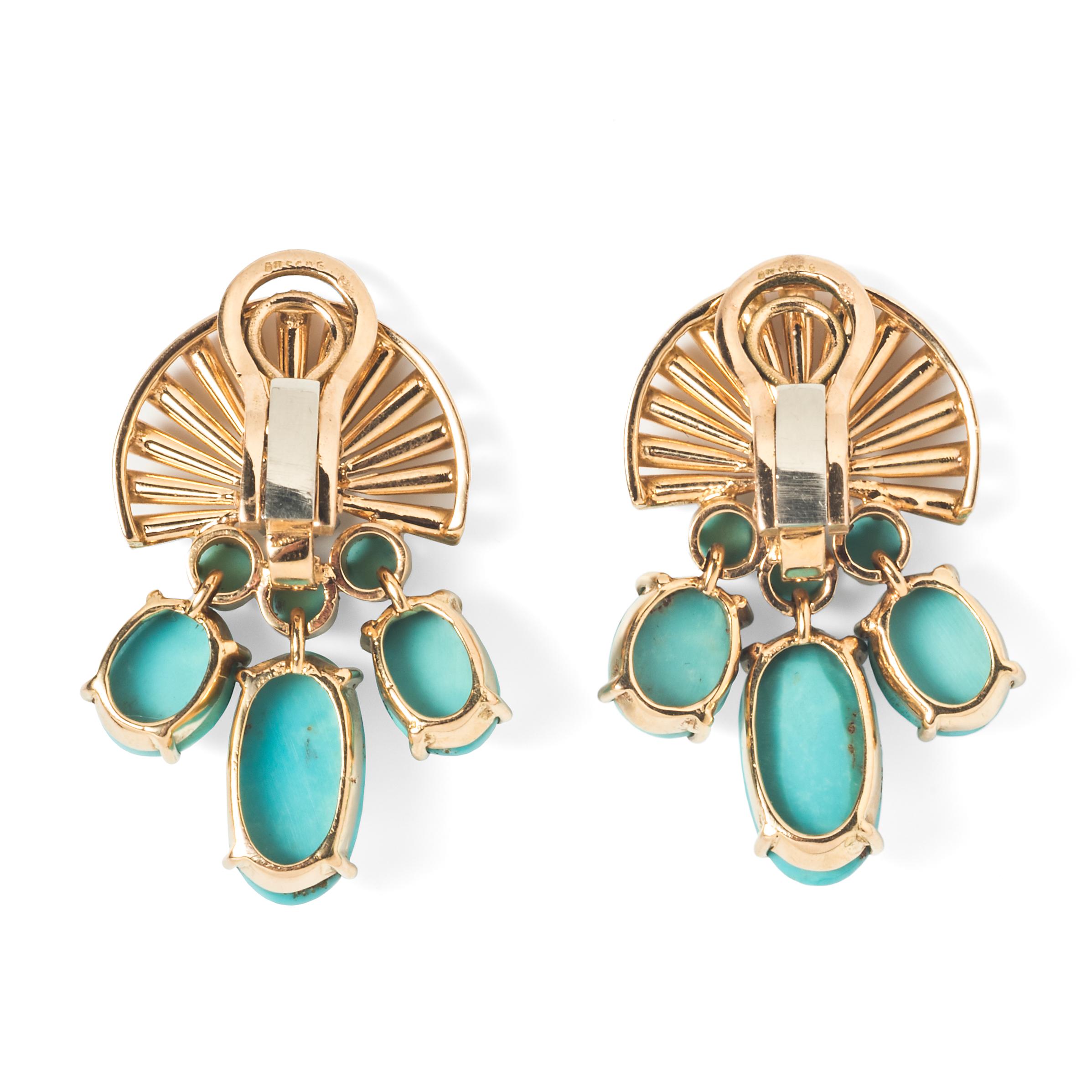 These charming vintage ear clips feature an 18k yellow gold fan shape suspending a graduated fringe of turquoise cabochons. The perfect color and composition for everyday wear.

- 1.20” x .80”
- 18k yellow gold
- 10 cabochon turquoise beads
- 1.0