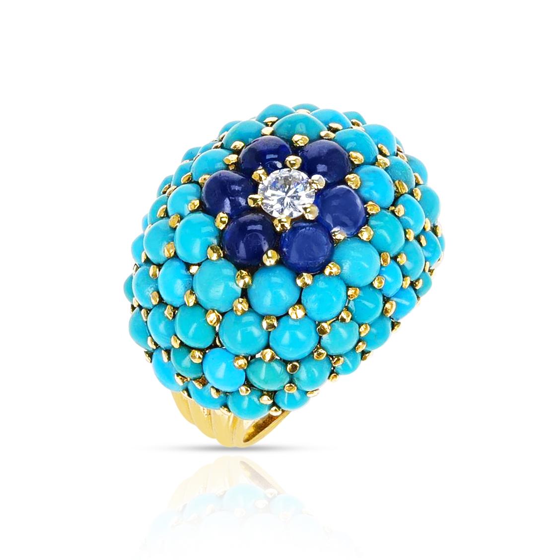 Ein Retro-Stil Türkis und Saphir Cabochon Ring mit Diamanten. Die Saphire wiegen ca. 1,80 ct. und die Diamanten wiegen 0,20 ct. Der Ring ist aus 18k Gelbgold gefertigt. Passende Ohrringe erhältlich.

SKU: 1041-RAGTJAY