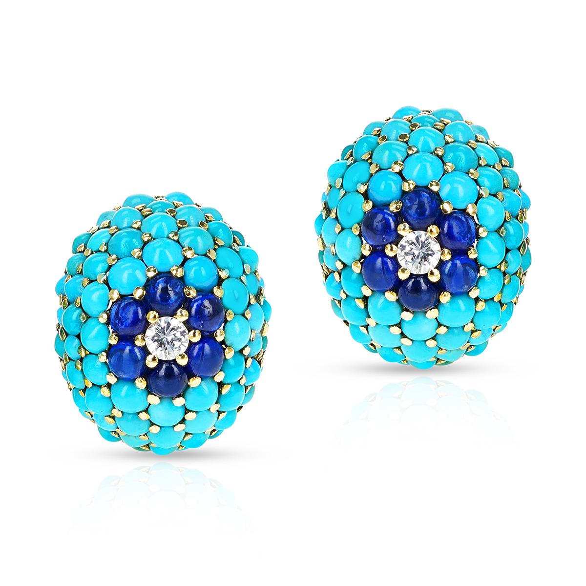 Ein Retro-Stil Türkis und Saphir Cabochon Paar Ohrringe mit Diamanten. Die Saphire wiegen ca. 3,60 ct. und die Diamanten wiegen 0,40 ct. Der Ring ist aus 18k Gelbgold gefertigt. Passender Ring erhältlich.


