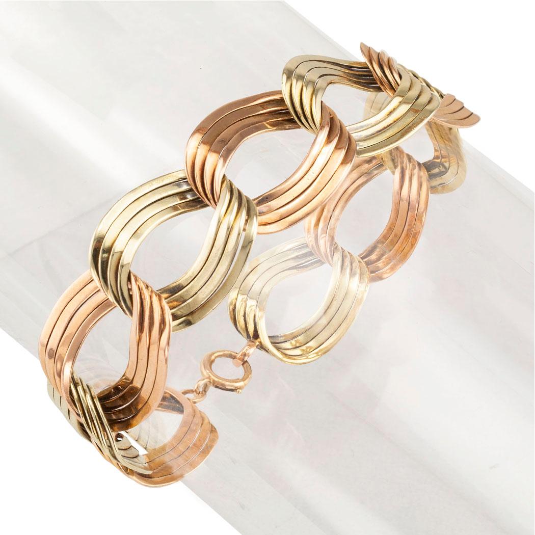 Retro two-tone gold link bracelet circa 1940.

DETAILS:
METAL:  14-karat green and rose gold.
WEIGHT:  29.1 grams.
MEASUREMENTS:  approximately 8” (20.32 cm) long and ¾” (2.00 cm) wide overall.

CONDITION:  high magnification photographs show design