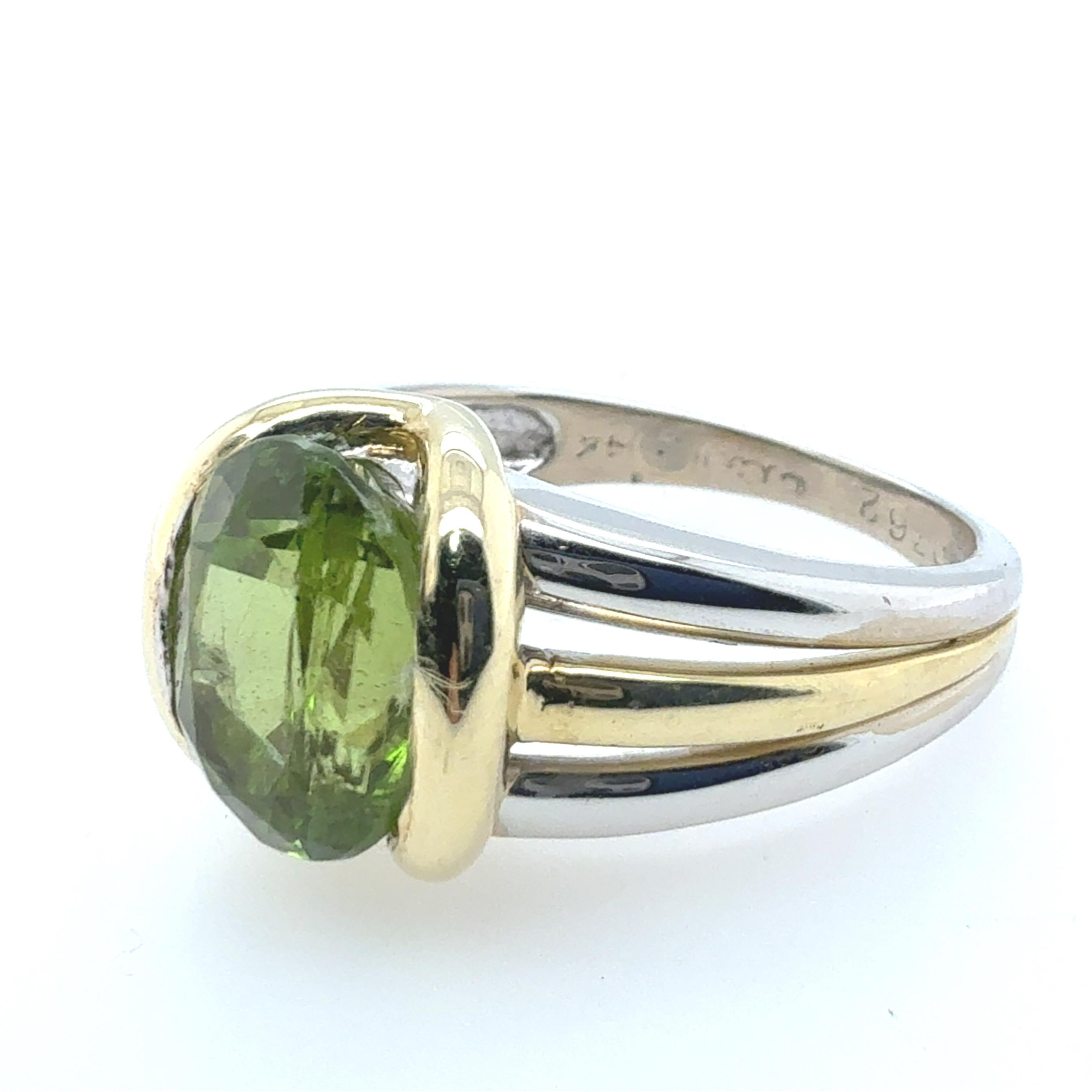 Rétro Anello da cocktail retrò in oro bicolore con peridoto verde ovale CIRCA 1995 in vendita