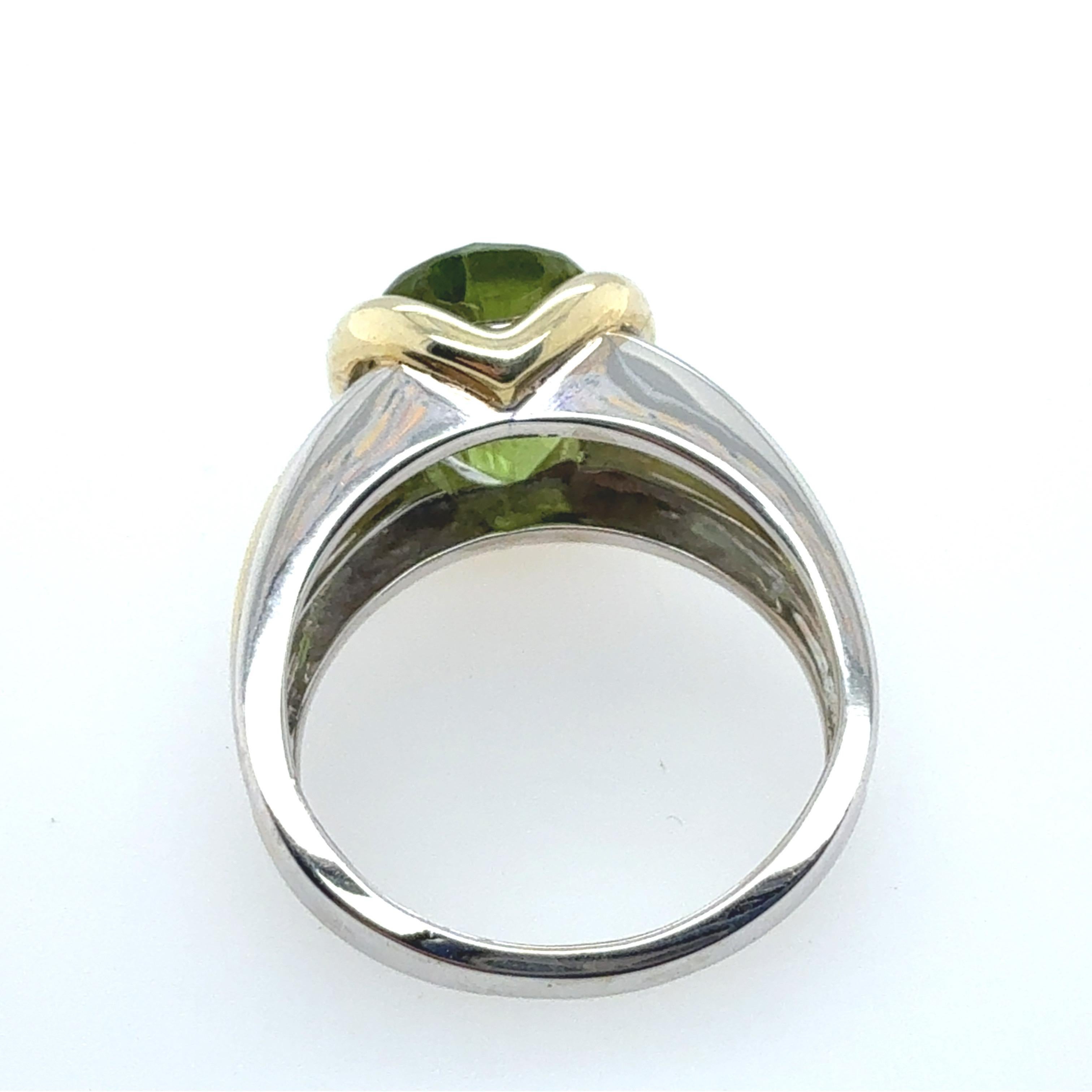 Taglio ovale Anello da cocktail retrò in oro bicolore con peridoto verde ovale CIRCA 1995 in vendita