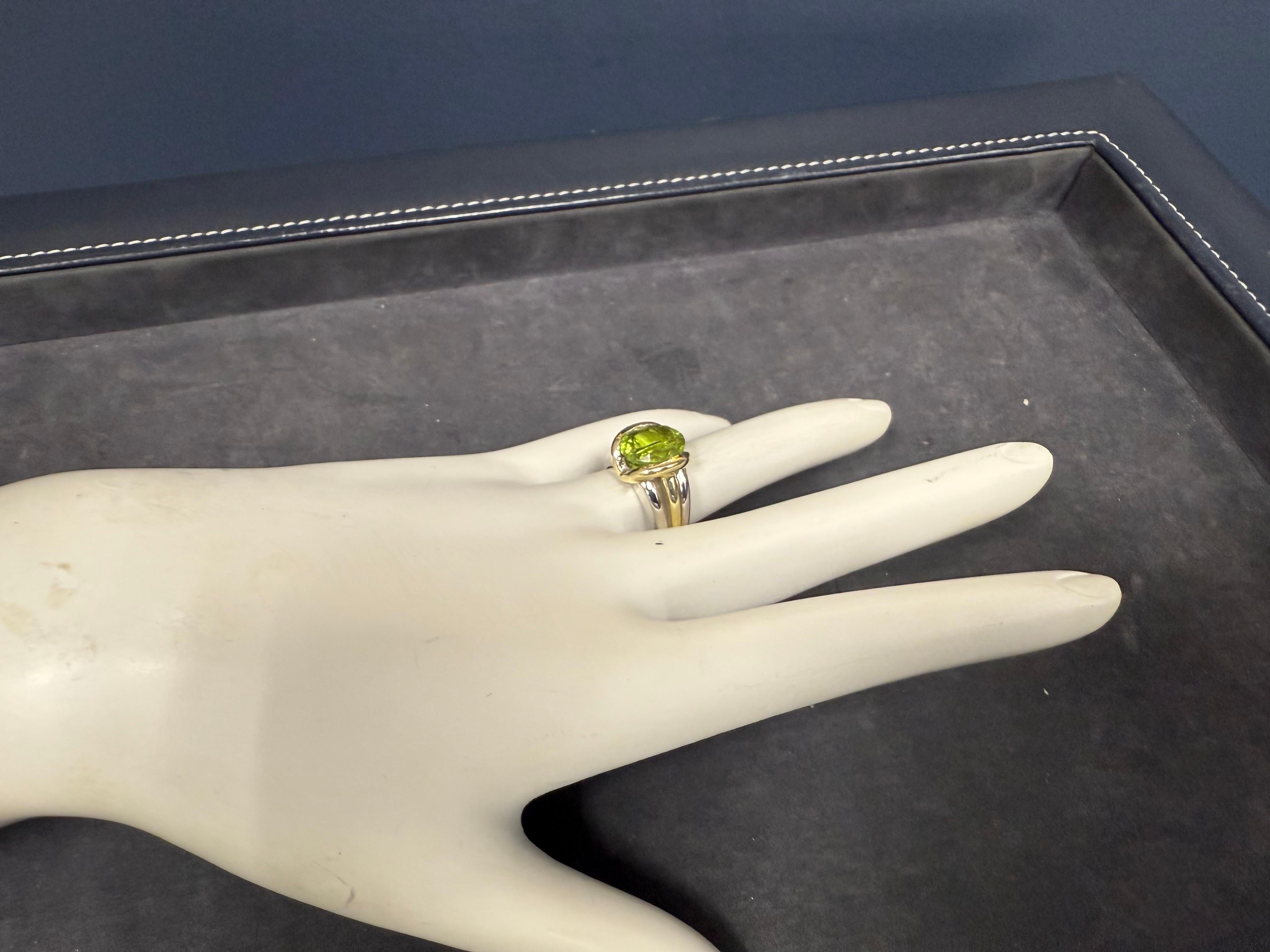 Donna Anello da cocktail retrò in oro bicolore con peridoto verde ovale CIRCA 1995 in vendita